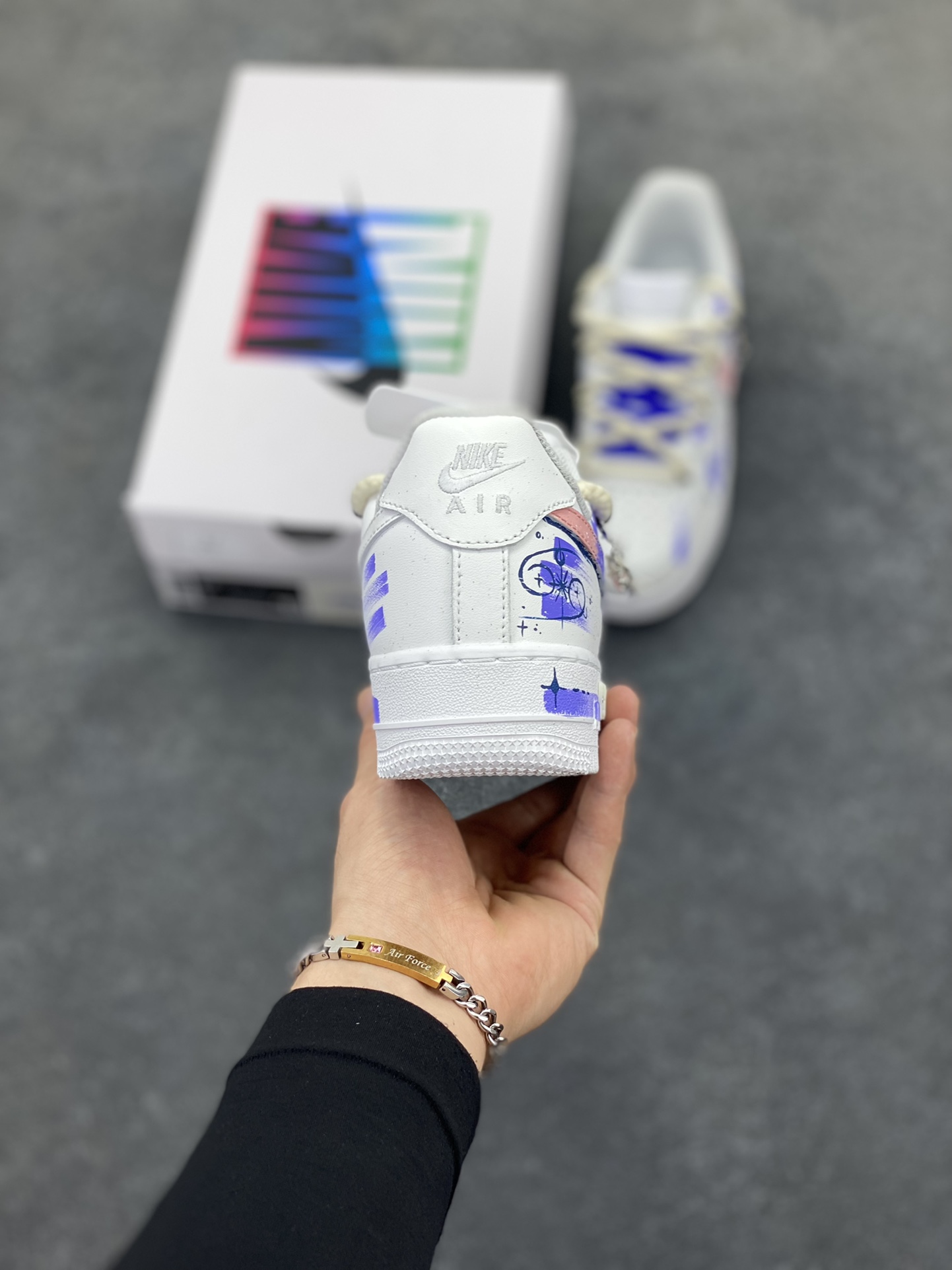 图片[4]-手绘涂鸦“巨蟹座”十二星座系列 Nike Air Force 1 “Cancer”空军一号定制板鞋 在设计灵感上，它以巨蟹座为核心，汲取巨蟹座细腻、温柔且充满守护欲的特质，结合浩瀚星空的神秘与浪漫。巨蟹座代表着对家的眷恋和对亲人的守护，而星途则寓意着在漫漫人生路上，怀揣着巨蟹座的温暖力量勇敢前行 货号：星座622-722 尺码：36 36.5 37.5 38 38.5 39 40 40.5 41 42 42.5 43 44 44.5 45-选品中心