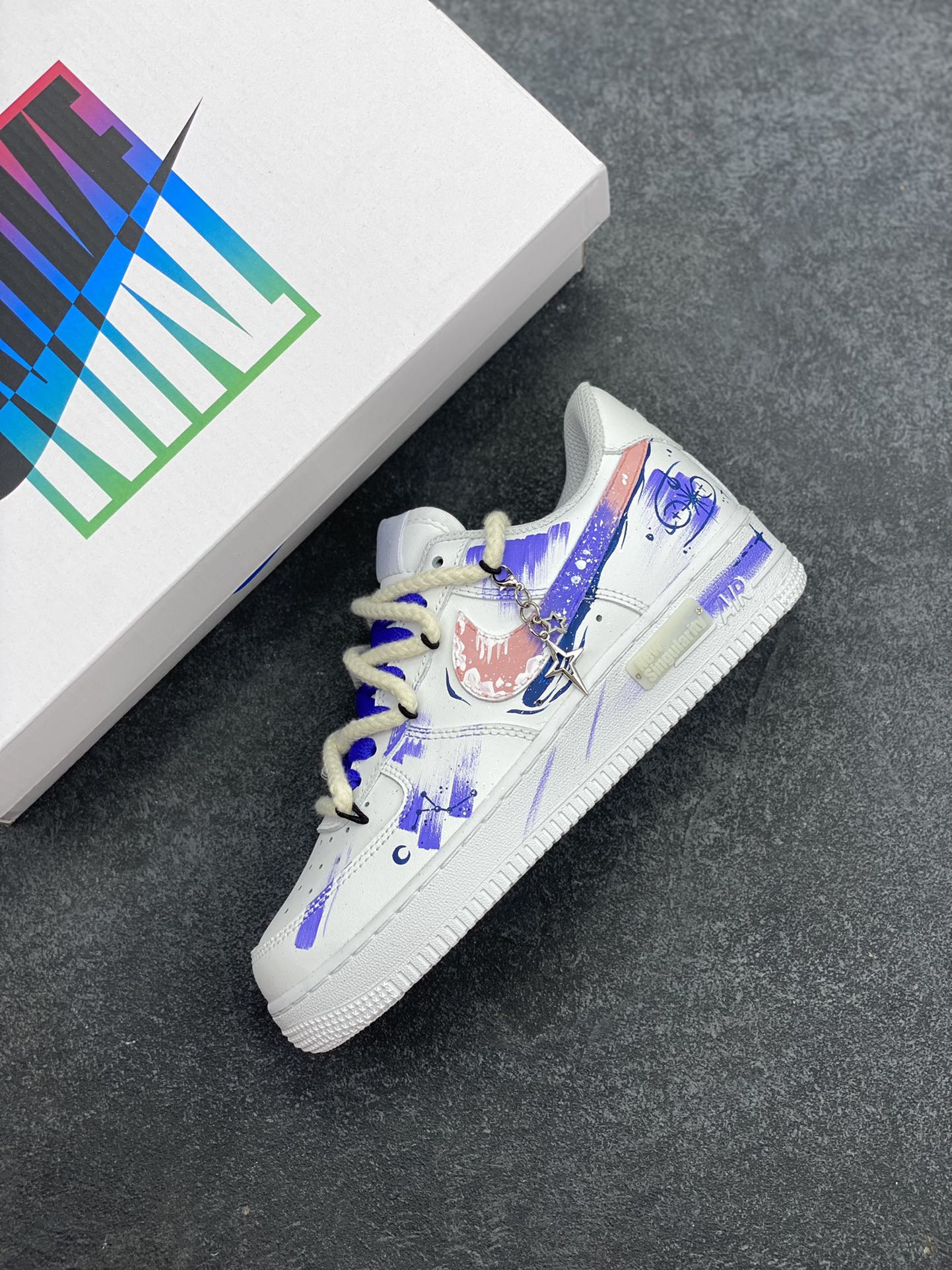 图片[7]-手绘涂鸦“巨蟹座”十二星座系列 Nike Air Force 1 “Cancer”空军一号定制板鞋 在设计灵感上，它以巨蟹座为核心，汲取巨蟹座细腻、温柔且充满守护欲的特质，结合浩瀚星空的神秘与浪漫。巨蟹座代表着对家的眷恋和对亲人的守护，而星途则寓意着在漫漫人生路上，怀揣着巨蟹座的温暖力量勇敢前行 货号：星座622-722 尺码：36 36.5 37.5 38 38.5 39 40 40.5 41 42 42.5 43 44 44.5 45-选品中心