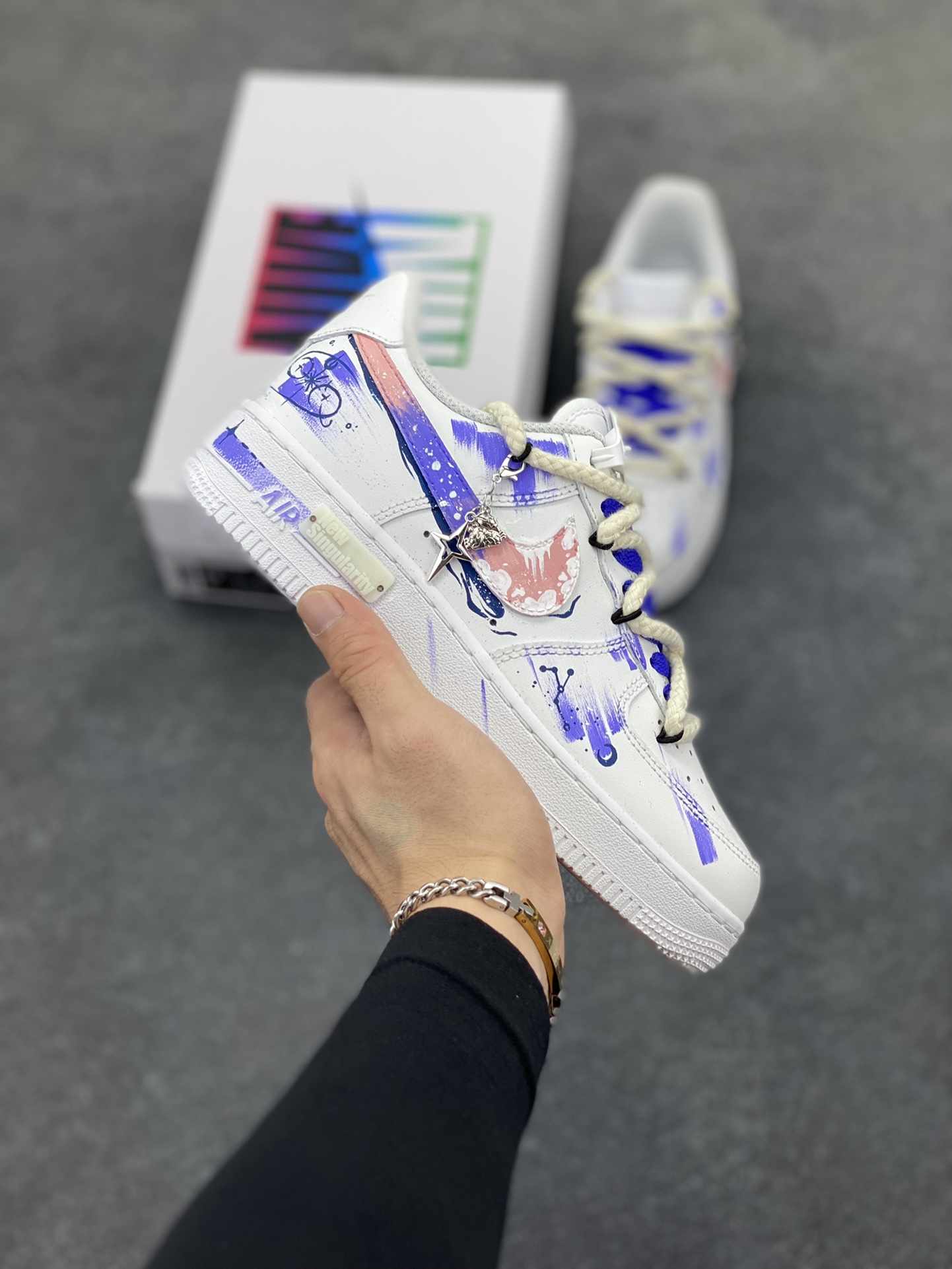 手绘涂鸦“巨蟹座”十二星座系列 Nike Air Force 1 “Cancer”空军一号定制板鞋 在设计灵感上，它以巨蟹座为核心，汲取巨蟹座细腻、温柔且充满守护欲的特质，结合浩瀚星空的神秘与浪漫。巨蟹座代表着对家的眷恋和对亲人的守护，而星途则寓意着在漫漫人生路上，怀揣着巨蟹座的温暖力量勇敢前行 货号：星座622-722 尺码：36 36.5 37.5 38 38.5 39 40 40.5 41 42 42.5 43 44 44.5 45-选品中心