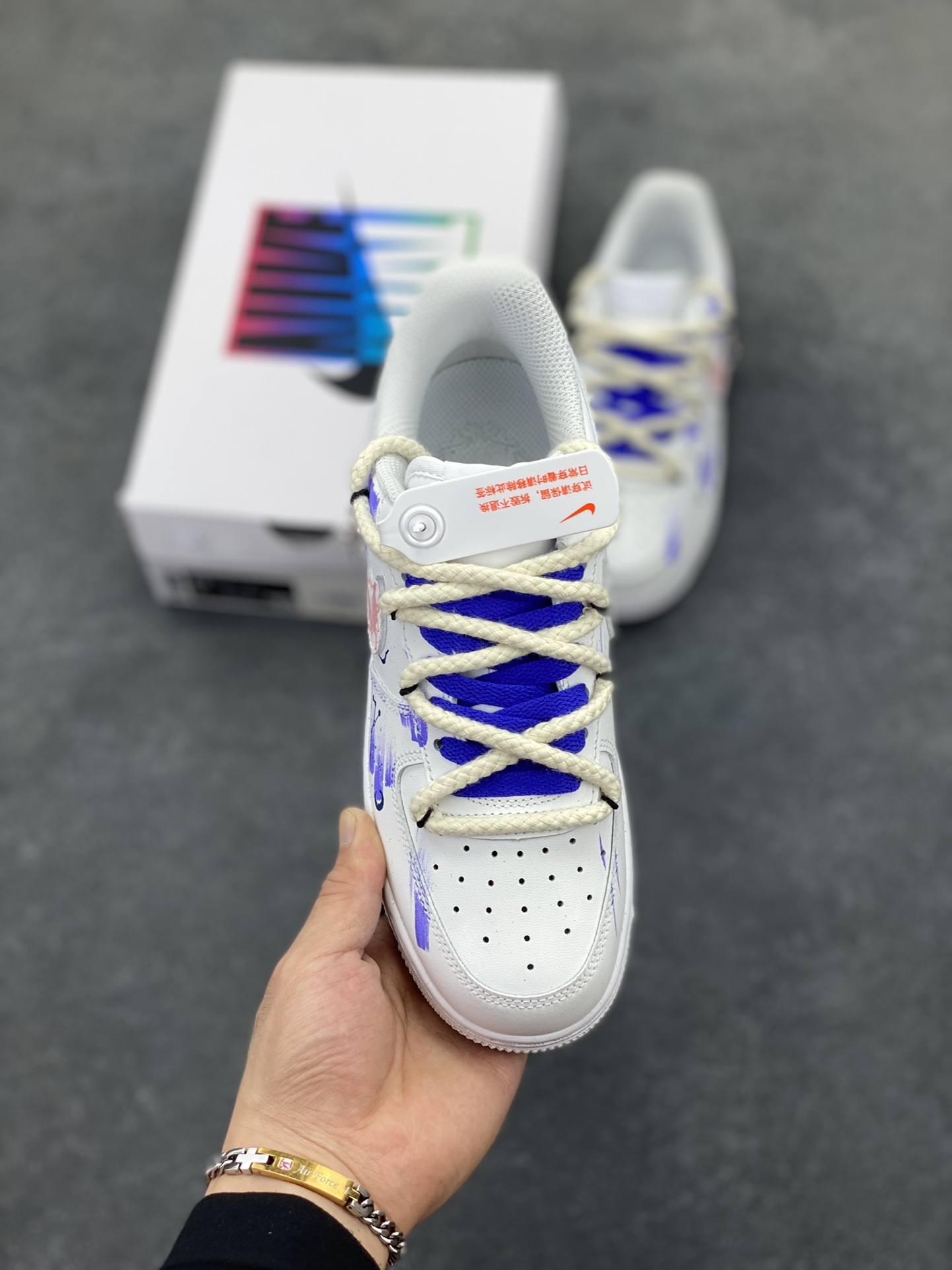 图片[2]-手绘涂鸦“巨蟹座”十二星座系列 Nike Air Force 1 “Cancer”空军一号定制板鞋 在设计灵感上，它以巨蟹座为核心，汲取巨蟹座细腻、温柔且充满守护欲的特质，结合浩瀚星空的神秘与浪漫。巨蟹座代表着对家的眷恋和对亲人的守护，而星途则寓意着在漫漫人生路上，怀揣着巨蟹座的温暖力量勇敢前行 货号：星座622-722 尺码：36 36.5 37.5 38 38.5 39 40 40.5 41 42 42.5 43 44 44.5 45-选品中心