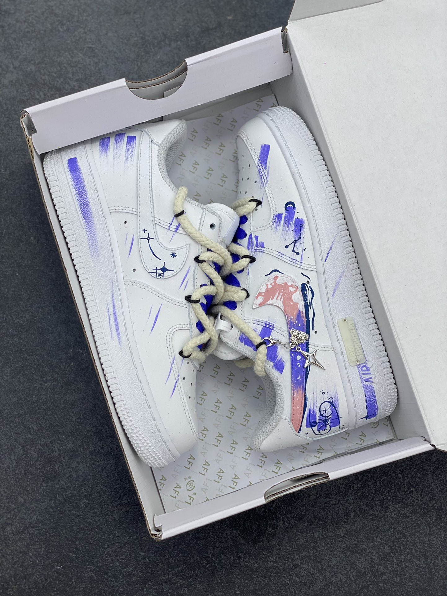 图片[9]-手绘涂鸦“巨蟹座”十二星座系列 Nike Air Force 1 “Cancer”空军一号定制板鞋 在设计灵感上，它以巨蟹座为核心，汲取巨蟹座细腻、温柔且充满守护欲的特质，结合浩瀚星空的神秘与浪漫。巨蟹座代表着对家的眷恋和对亲人的守护，而星途则寓意着在漫漫人生路上，怀揣着巨蟹座的温暖力量勇敢前行 货号：星座622-722 尺码：36 36.5 37.5 38 38.5 39 40 40.5 41 42 42.5 43 44 44.5 45-选品中心