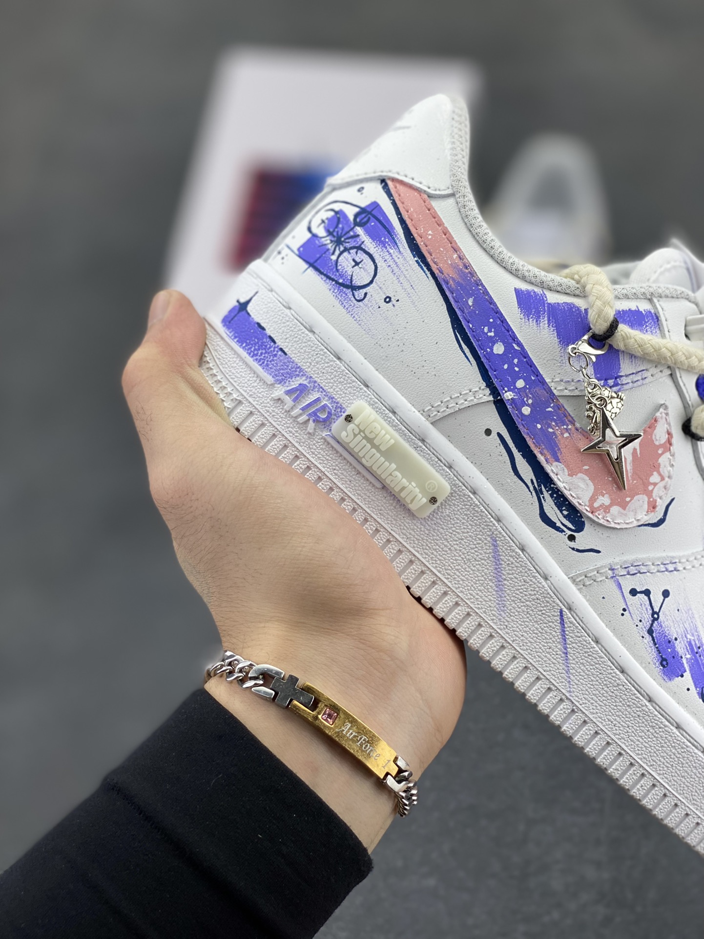 图片[6]-手绘涂鸦“巨蟹座”十二星座系列 Nike Air Force 1 “Cancer”空军一号定制板鞋 在设计灵感上，它以巨蟹座为核心，汲取巨蟹座细腻、温柔且充满守护欲的特质，结合浩瀚星空的神秘与浪漫。巨蟹座代表着对家的眷恋和对亲人的守护，而星途则寓意着在漫漫人生路上，怀揣着巨蟹座的温暖力量勇敢前行 货号：星座622-722 尺码：36 36.5 37.5 38 38.5 39 40 40.5 41 42 42.5 43 44 44.5 45-选品中心