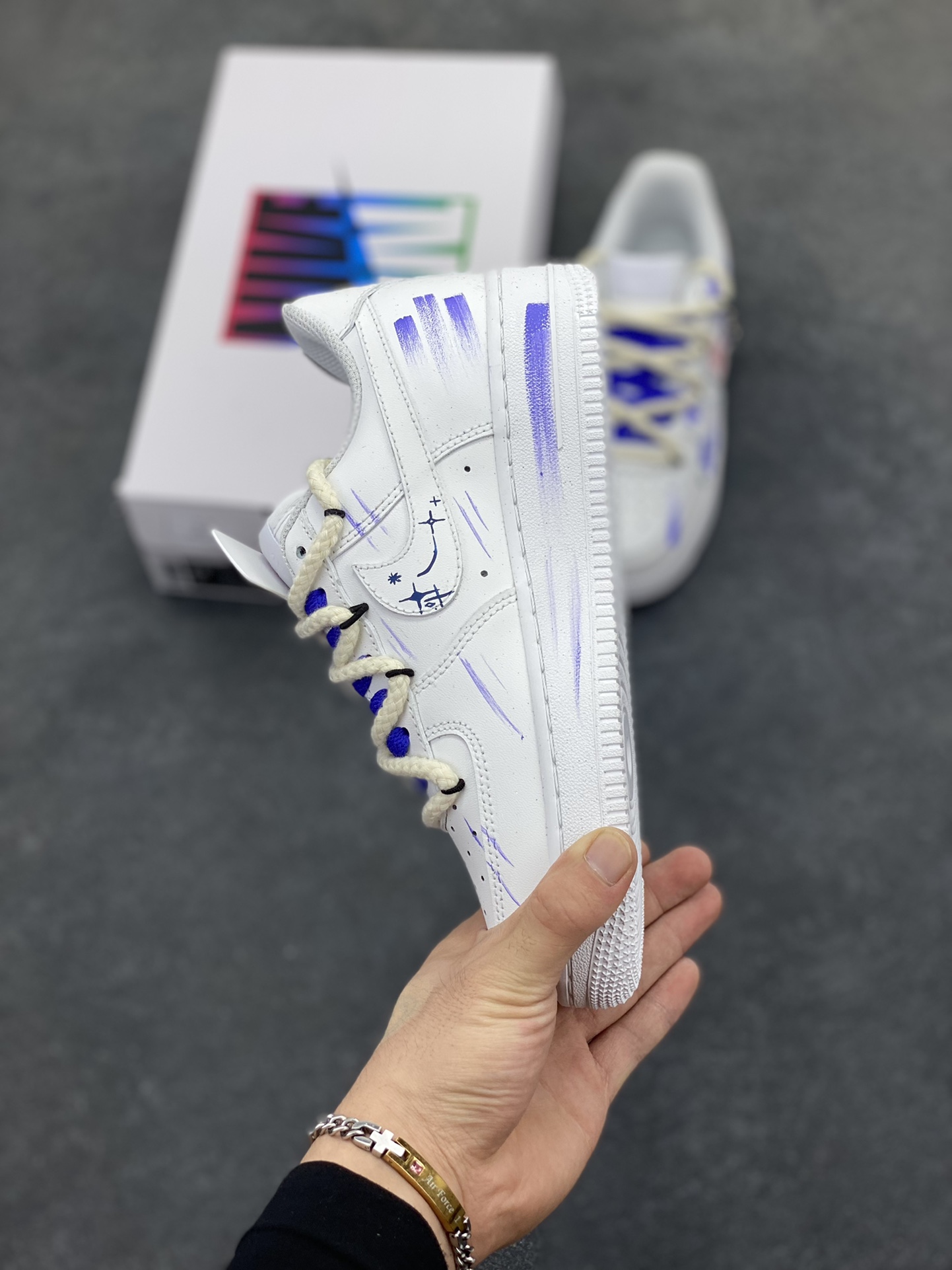 图片[3]-手绘涂鸦“巨蟹座”十二星座系列 Nike Air Force 1 “Cancer”空军一号定制板鞋 在设计灵感上，它以巨蟹座为核心，汲取巨蟹座细腻、温柔且充满守护欲的特质，结合浩瀚星空的神秘与浪漫。巨蟹座代表着对家的眷恋和对亲人的守护，而星途则寓意着在漫漫人生路上，怀揣着巨蟹座的温暖力量勇敢前行 货号：星座622-722 尺码：36 36.5 37.5 38 38.5 39 40 40.5 41 42 42.5 43 44 44.5 45-选品中心