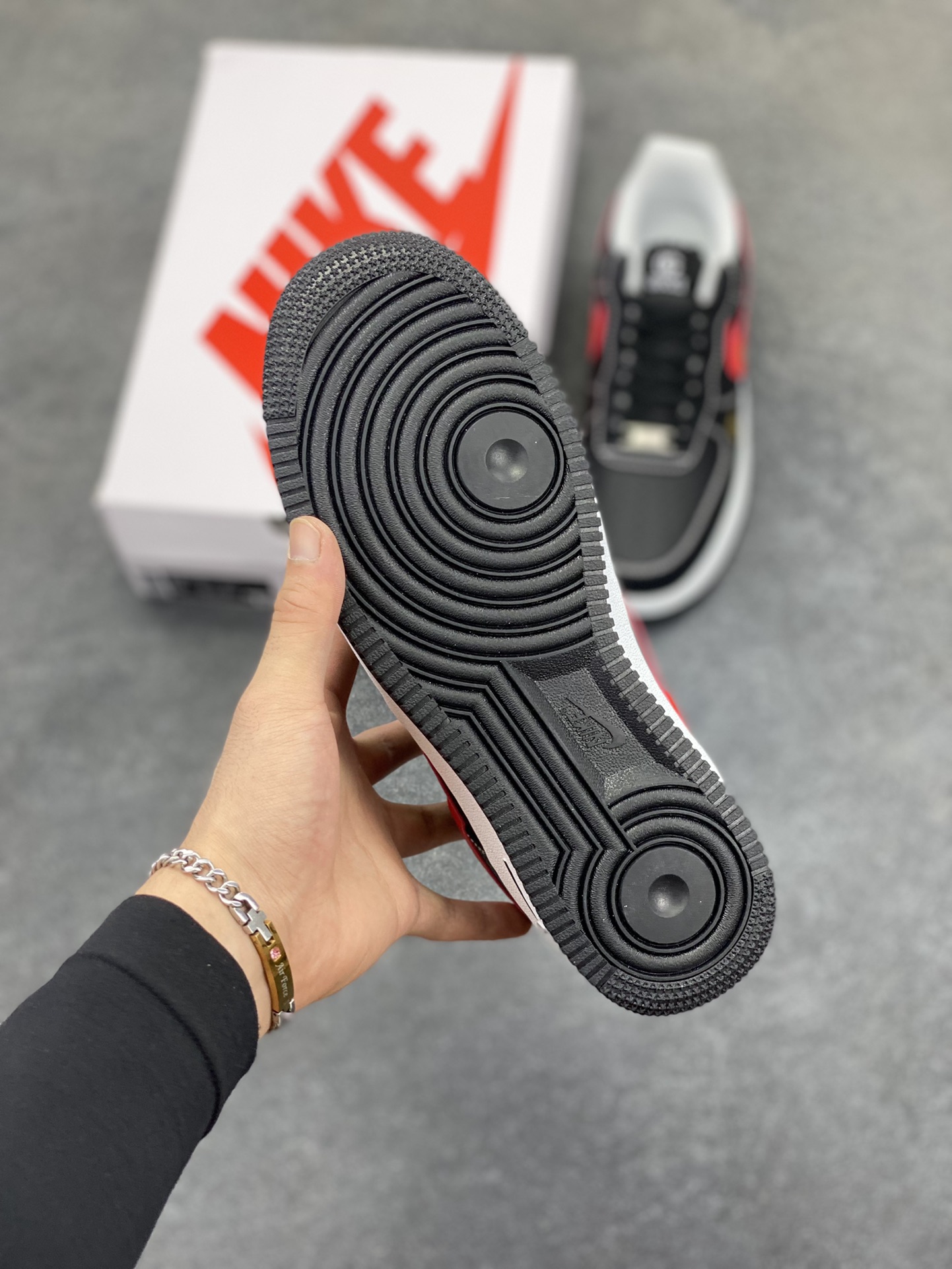 图片[5]-NIke Air Force 1 \’07 Low “古驰联名——黑红勾”空军一号 低帮 运动鞋 休闲鞋 折边针车 工艺难度大 原楦头原纸板 原装鞋盒 定制五金配件 内置全掌气垫 原厂鞋底 货号：AH8462-001 尺码：36 36.5 37.5 38 38.5 39 40 40.5 41 42 42.5 43 44 44.5 45-选品中心