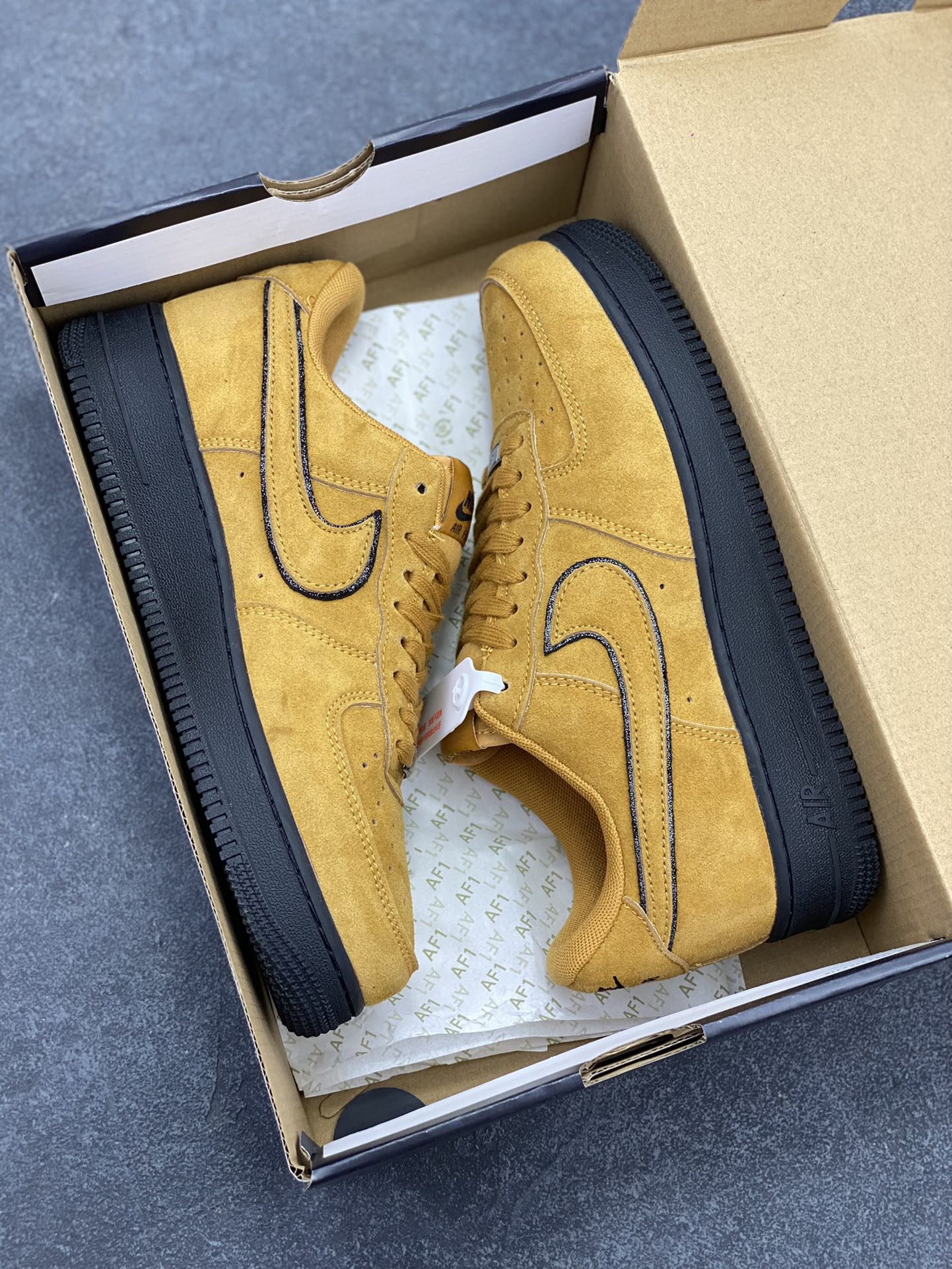 图片[9]-Nike Air Force 1 Low 军械黄 原楦头原纸板 打造纯正空军版型 专注外贸渠道 全掌内置蜂窝气垫 原盒配件 原厂中底钢印、拉帮完美 货号：HQ1966-700 尺码：36 36.5 37.5 38 38.5 39 40 40.5 41 42 42.5 43 44 44.5 45-选品中心