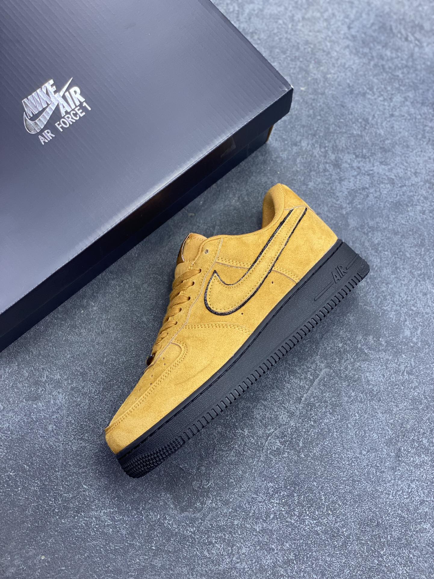 图片[7]-Nike Air Force 1 Low 军械黄 原楦头原纸板 打造纯正空军版型 专注外贸渠道 全掌内置蜂窝气垫 原盒配件 原厂中底钢印、拉帮完美 货号：HQ1966-700 尺码：36 36.5 37.5 38 38.5 39 40 40.5 41 42 42.5 43 44 44.5 45-选品中心