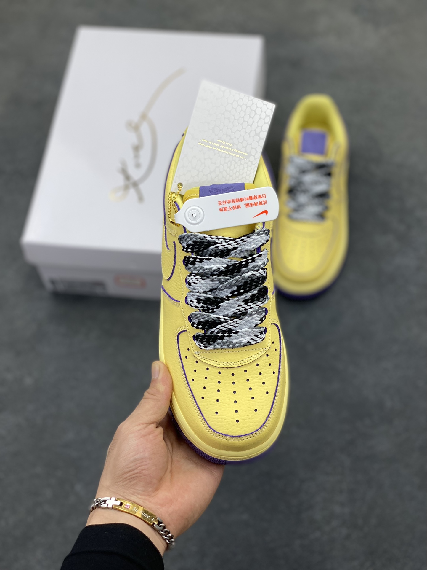 图片[2]-Nike Air Force 1 Low 科比 空军一号低帮运动休闲板鞋 原楦头原纸板 打造纯正空军版型 专注外贸渠道 全掌内置蜂窝气垫 原盒配件 原厂中底钢印、拉帮完美 货号：HV9408-700 尺码：36 36.5 37.5 38 38.5 39 40 40.5 41 42 42.5 43 44 44.5 45-选品中心