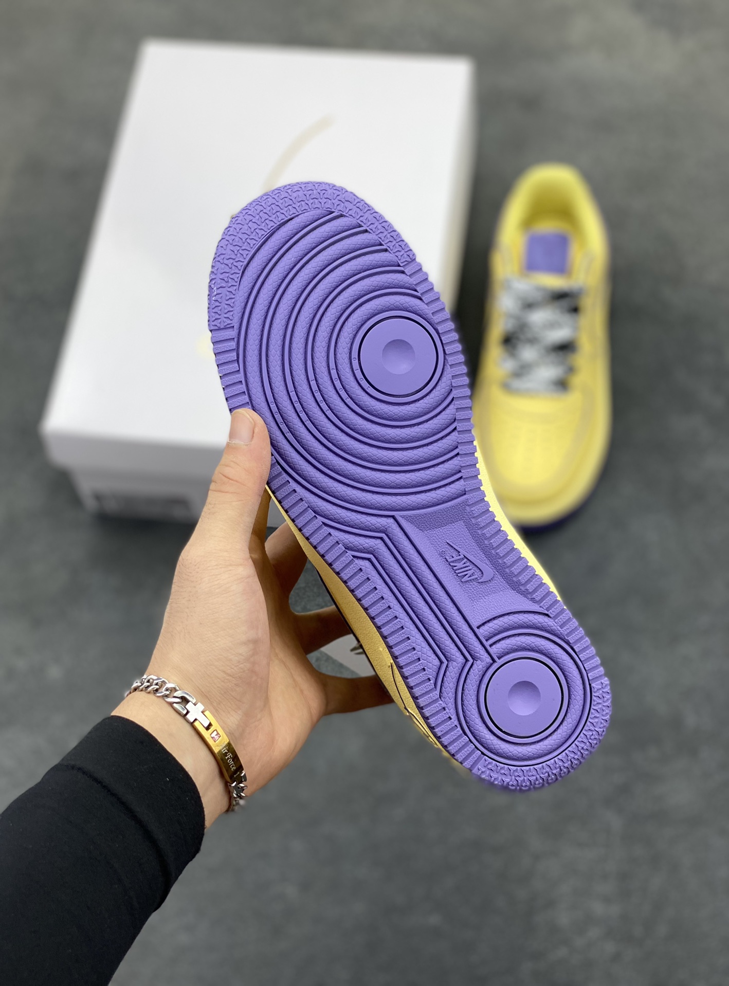 图片[5]-Nike Air Force 1 Low 科比 空军一号低帮运动休闲板鞋 原楦头原纸板 打造纯正空军版型 专注外贸渠道 全掌内置蜂窝气垫 原盒配件 原厂中底钢印、拉帮完美 货号：HV9408-700 尺码：36 36.5 37.5 38 38.5 39 40 40.5 41 42 42.5 43 44 44.5 45-选品中心