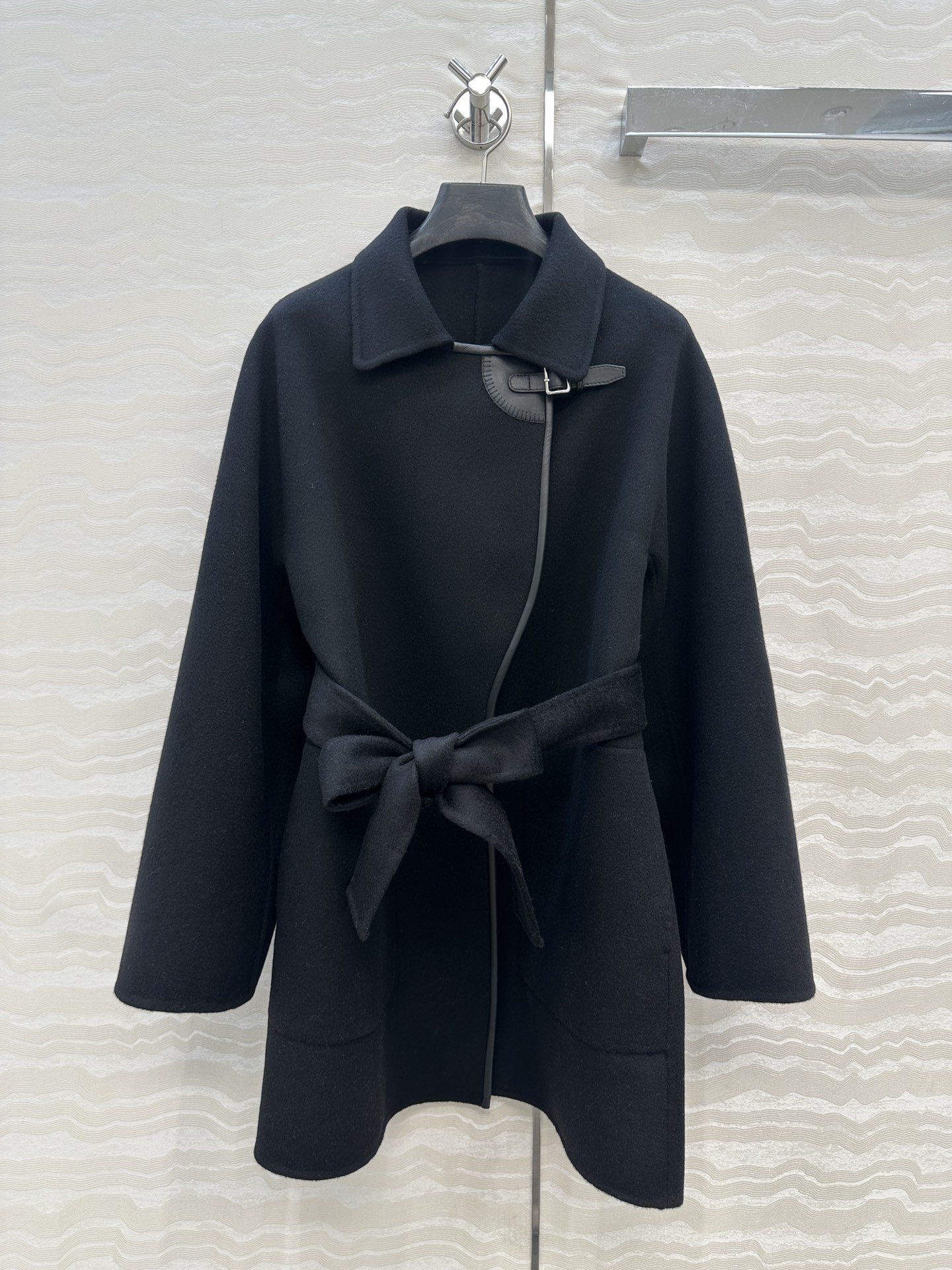 Elegant Wool-Cashmere Blend Coat with Lambskin Detail - Sophisticated Style