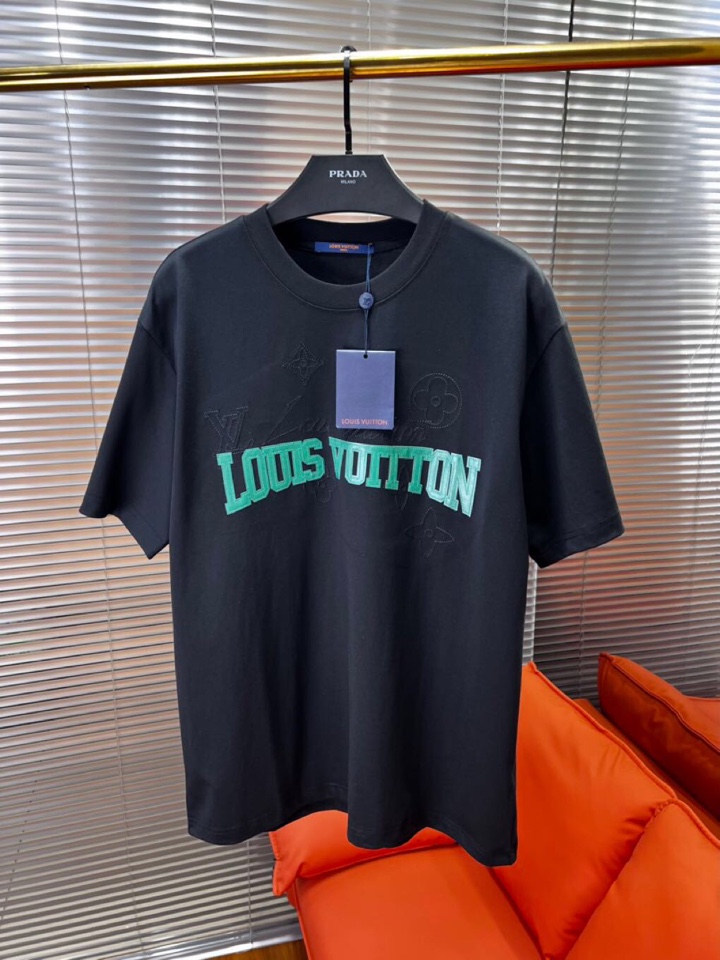  Louis Vuitton 路易威登 LV 驴牌25ss夏季新品，男女同款情侣款短袖圆领t恤 ·定制2