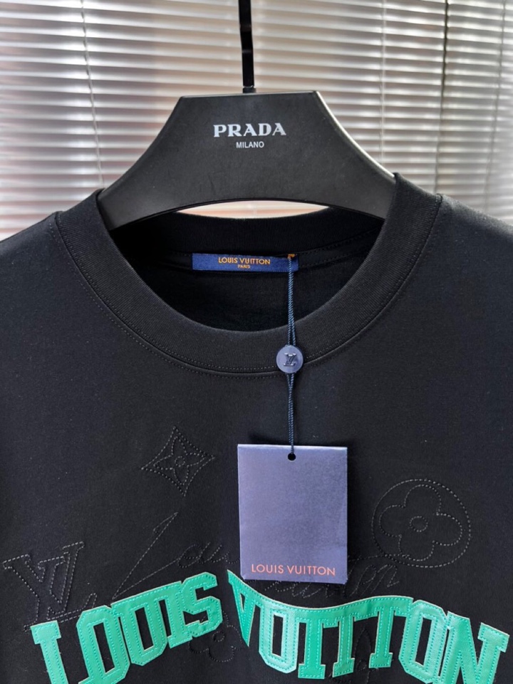  Louis Vuitton 路易威登 LV 驴牌25ss夏季新品，男女同款情侣款短袖圆领t恤 ·定制2