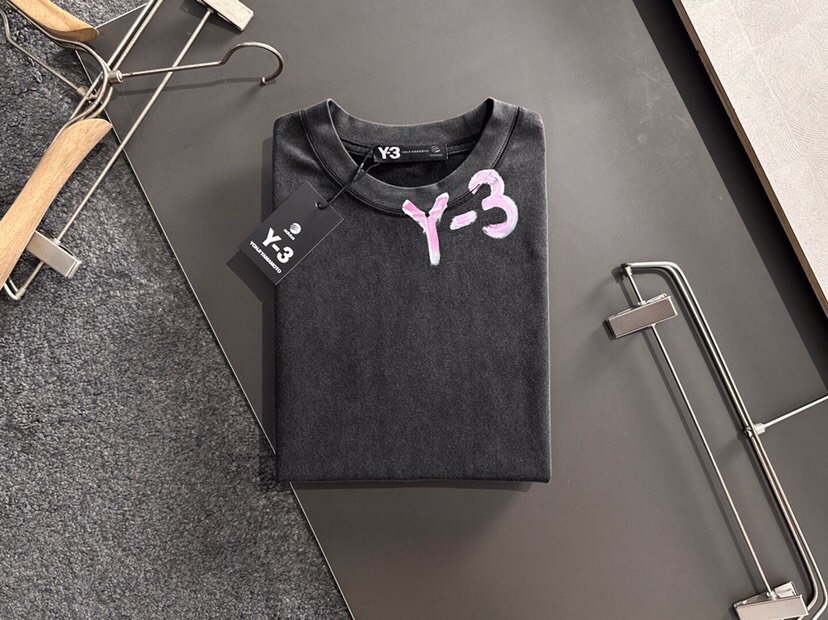  Y-3 山本耀司 2025春夏新款首发最新款短袖圆领T恤 高端订制 设计前卫时尚！品牌logo重工艺设