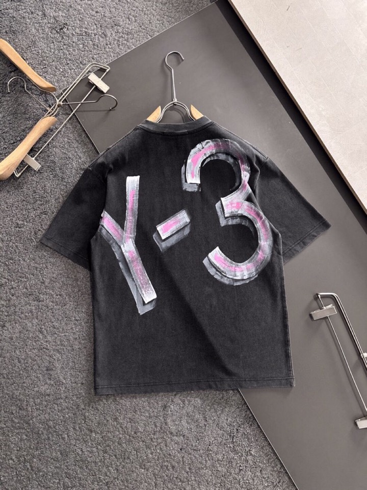  Y-3 山本耀司 2025春夏新款首发最新款短袖圆领T恤 高端订制 设计前卫时尚！品牌logo重工艺设