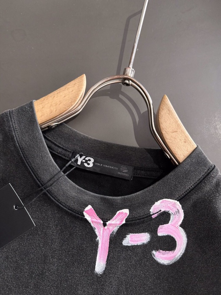  Y-3 山本耀司 2025春夏新款首发最新款短袖圆领T恤 高端订制 设计前卫时尚！品牌logo重工艺设