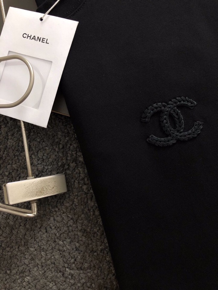  CHANEL 香奈儿25ss早春最新经典百搭编织绣重磅短袖圆领T恤，高端品质原单圆领短袖，顶级制作工艺