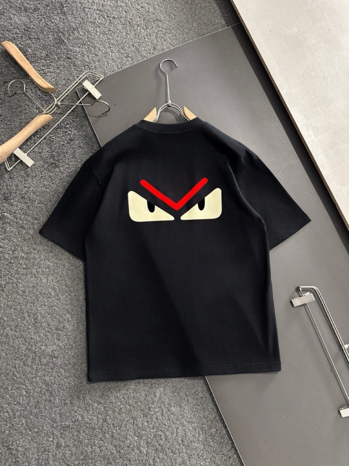  FENDI 芬迪2025SS春夏最新款圆领时尚短袖圆领T恤，官网同步，纯棉面料！贴肤舒适，耐看又好穿，