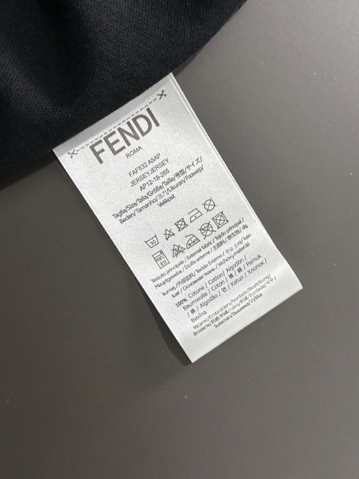  FENDI 芬迪2025SS春夏最新款圆领时尚短袖圆领T恤，官网同步，纯棉面料！贴肤舒适，耐看又好穿，