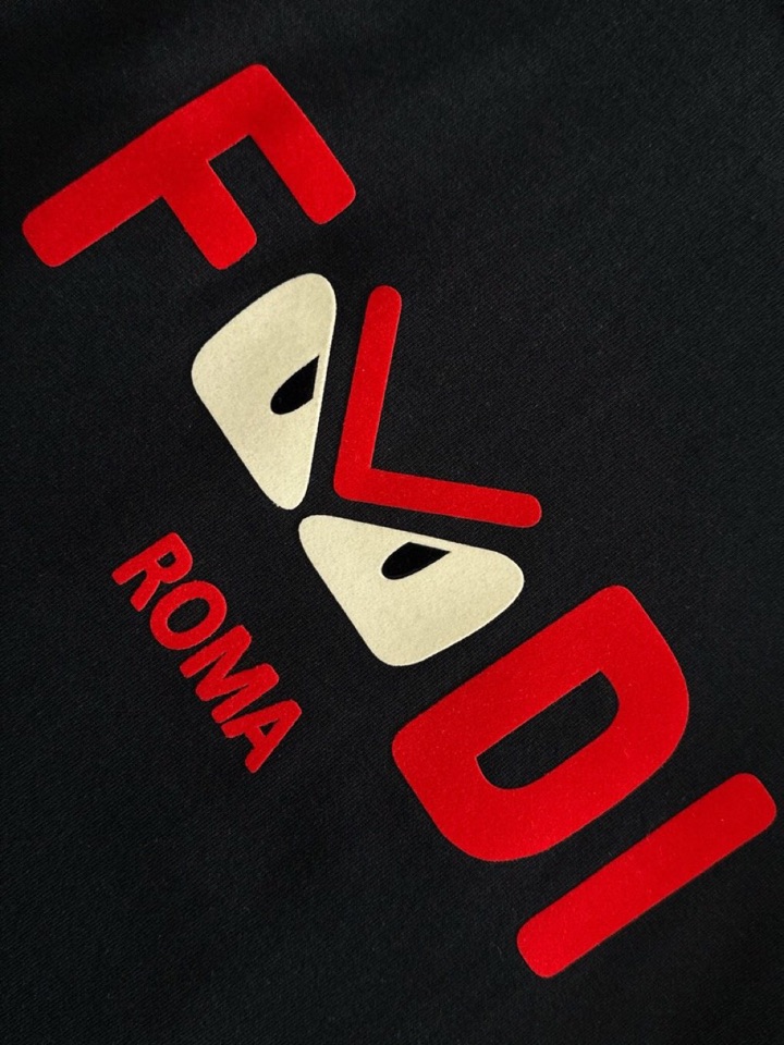  FENDI 芬迪2025SS春夏最新款圆领时尚短袖圆领T恤，官网同步，纯棉面料！贴肤舒适，耐看又好穿，