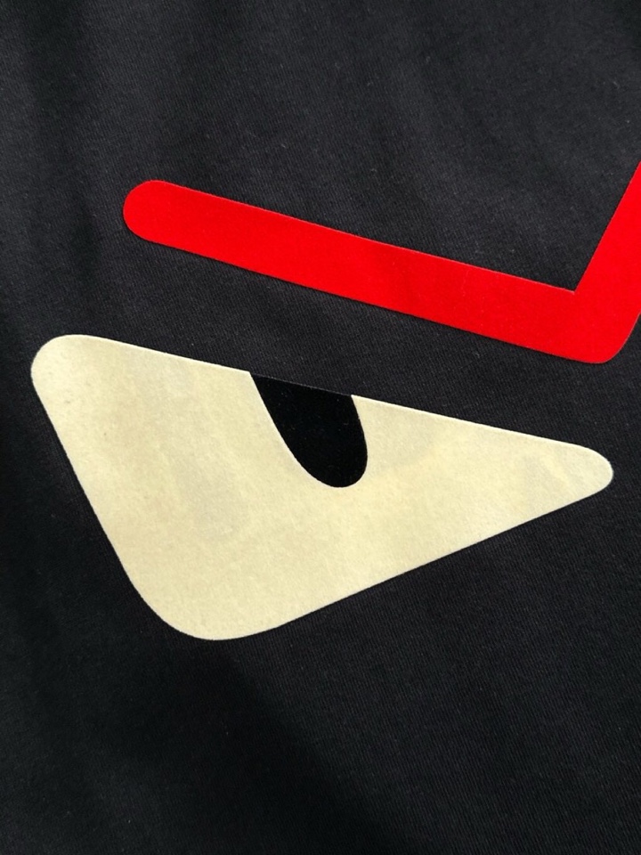  FENDI 芬迪2025SS春夏最新款圆领时尚短袖圆领T恤，官网同步，纯棉面料！贴肤舒适，耐看又好穿，