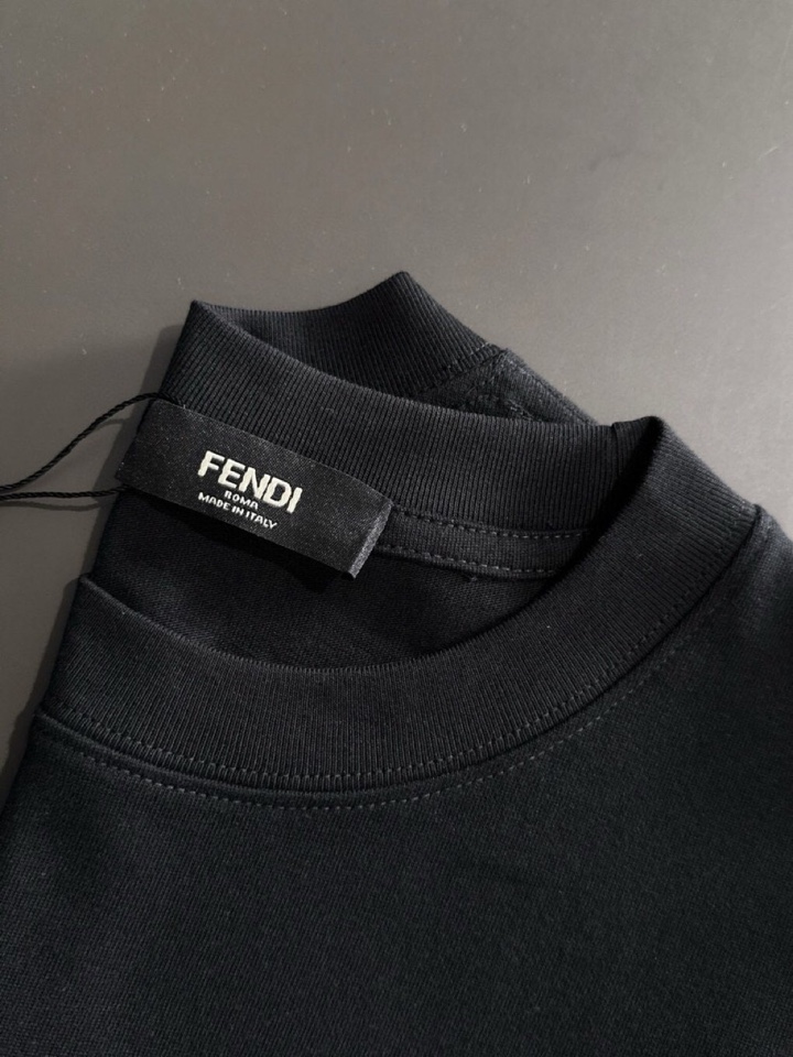  FENDI 芬迪2025SS春夏最新款圆领时尚短袖圆领T恤，官网同步，纯棉面料！贴肤舒适，耐看又好穿，