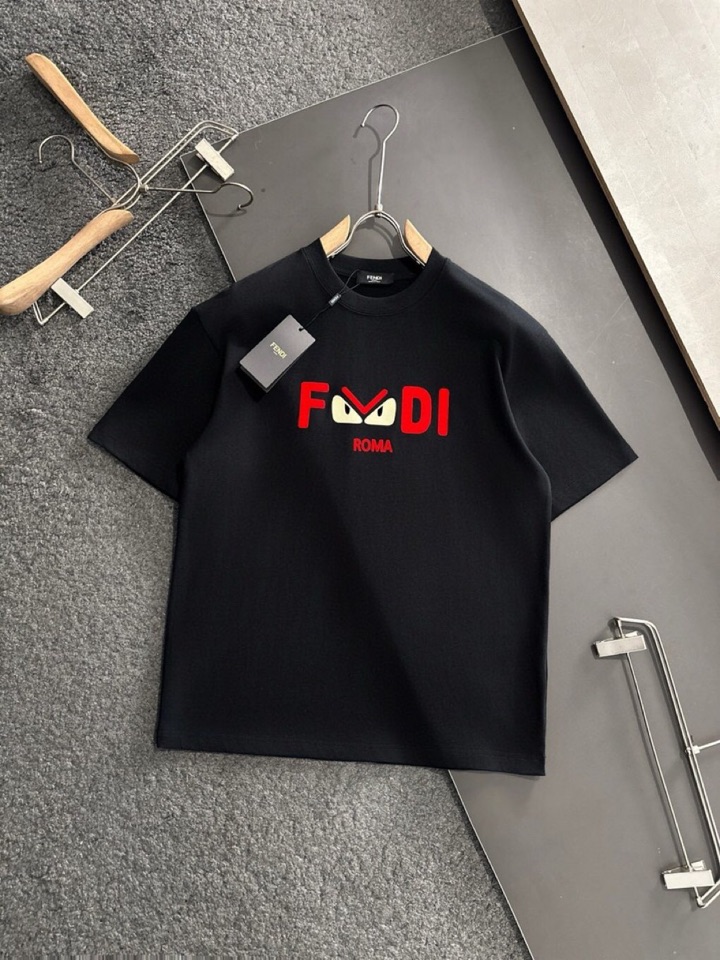  FENDI 芬迪2025SS春夏最新款圆领时尚短袖圆领T恤，官网同步，纯棉面料！贴肤舒适，耐看又好穿，