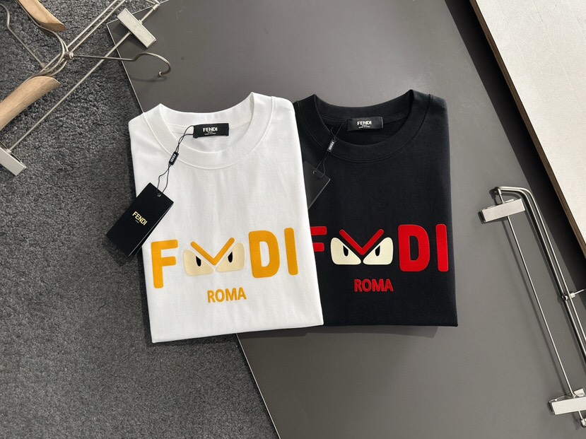  FENDI 芬迪2025SS春夏最新款圆领时尚短袖圆领T恤，官网同步，纯棉面料！贴肤舒适，耐看又好穿，