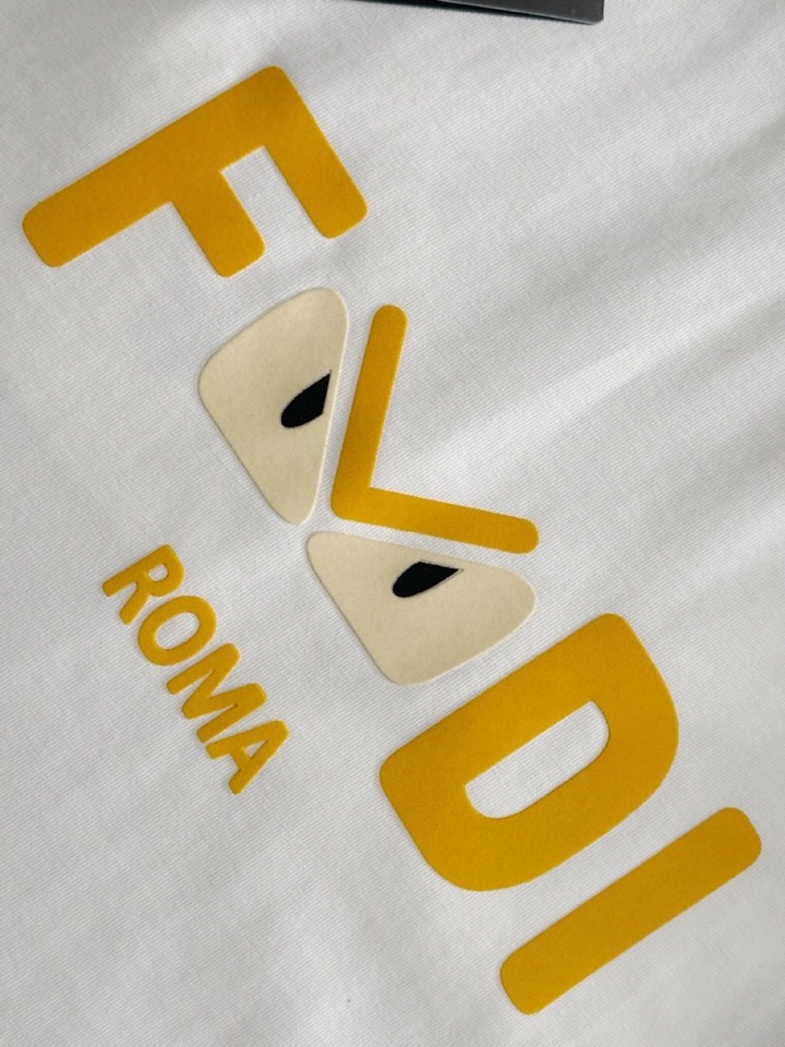  FENDI 芬迪2025SS春夏最新款圆领时尚短袖圆领T恤，官网同步，纯棉面料！贴肤舒适，耐看又好穿，