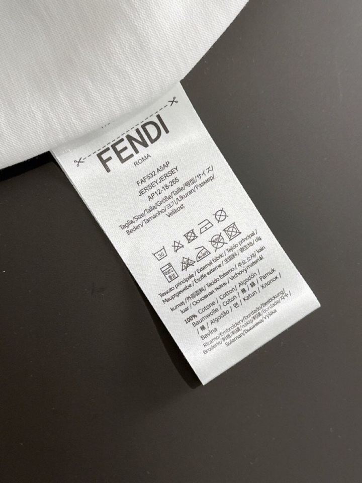  FENDI 芬迪2025SS春夏最新款圆领时尚短袖圆领T恤，官网同步，纯棉面料！贴肤舒适，耐看又好穿，