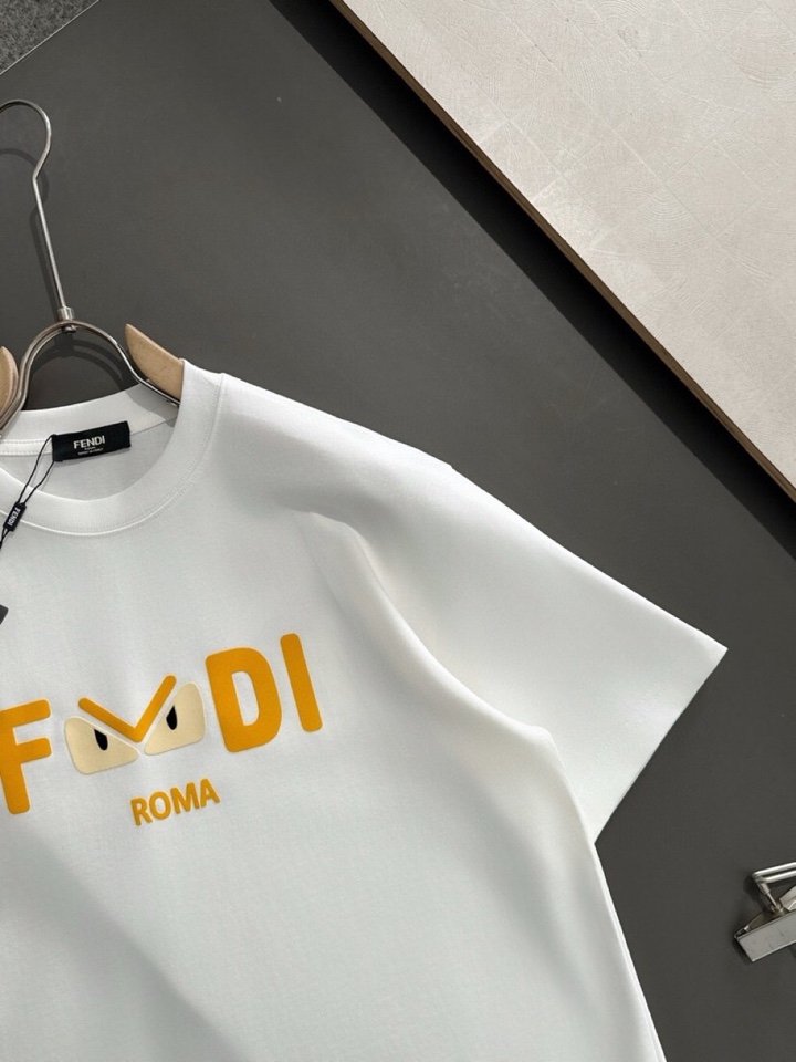  FENDI 芬迪2025SS春夏最新款圆领时尚短袖圆领T恤，官网同步，纯棉面料！贴肤舒适，耐看又好穿，