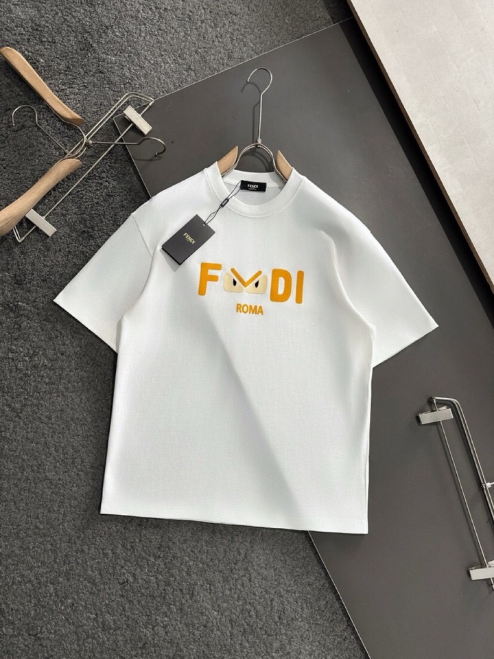  FENDI 芬迪2025SS春夏最新款圆领时尚短袖圆领T恤，官网同步，纯棉面料！贴肤舒适，耐看又好穿，
