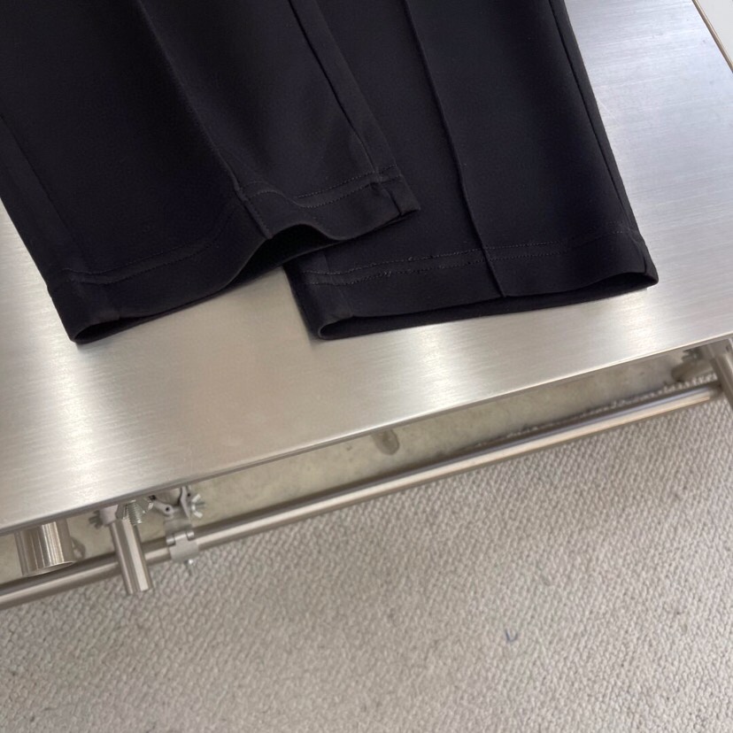  Ermenegildo Zegna 杰尼亚空气层质感长裤休闲裤\n质感老钱男士束腰直筒休闲裤，裤腰罗纹