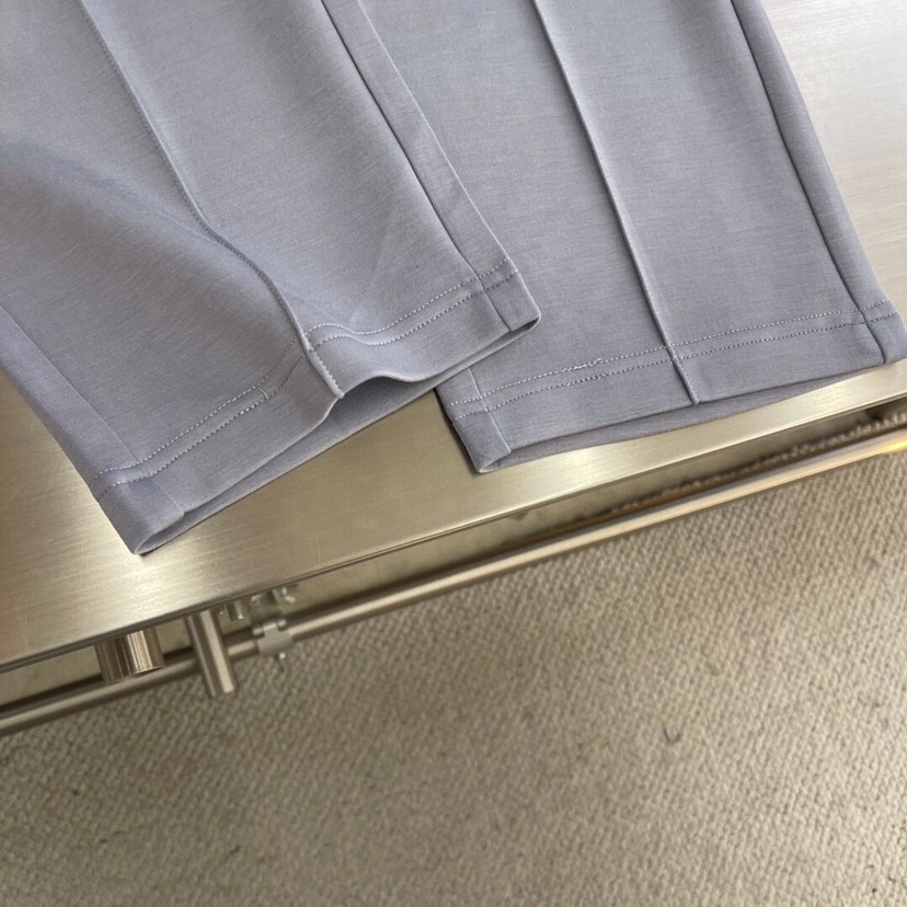  Ermenegildo Zegna 杰尼亚空气层质感长裤休闲裤\n质感老钱男士束腰直筒休闲裤，裤腰罗纹