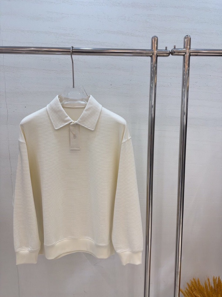  ami 2025秋冬Ami微潮系列微阔版翻领卫衣，300克重的天丝棉，经典的华夫格提花纹理，交织出复古