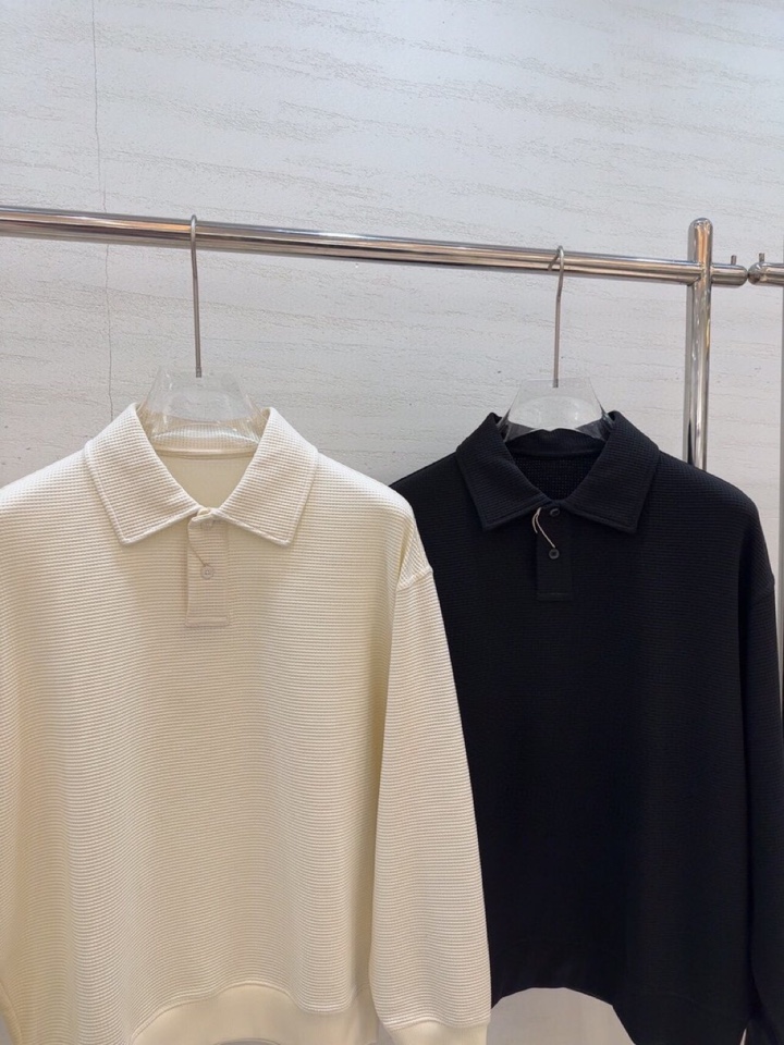  ami 2025秋冬Ami微潮系列微阔版翻领卫衣，300克重的天丝棉，经典的华夫格提花纹理，交织出复古