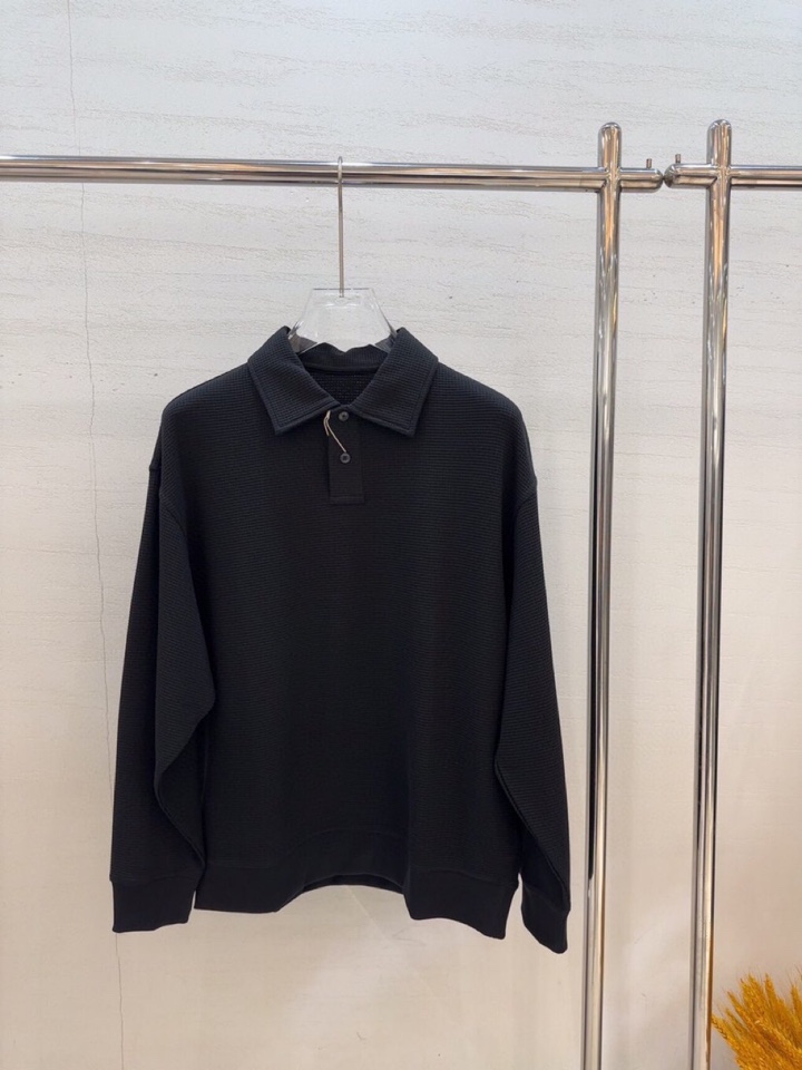  ami 2025秋冬Ami微潮系列微阔版翻领卫衣，300克重的天丝棉，经典的华夫格提花纹理，交织出复古