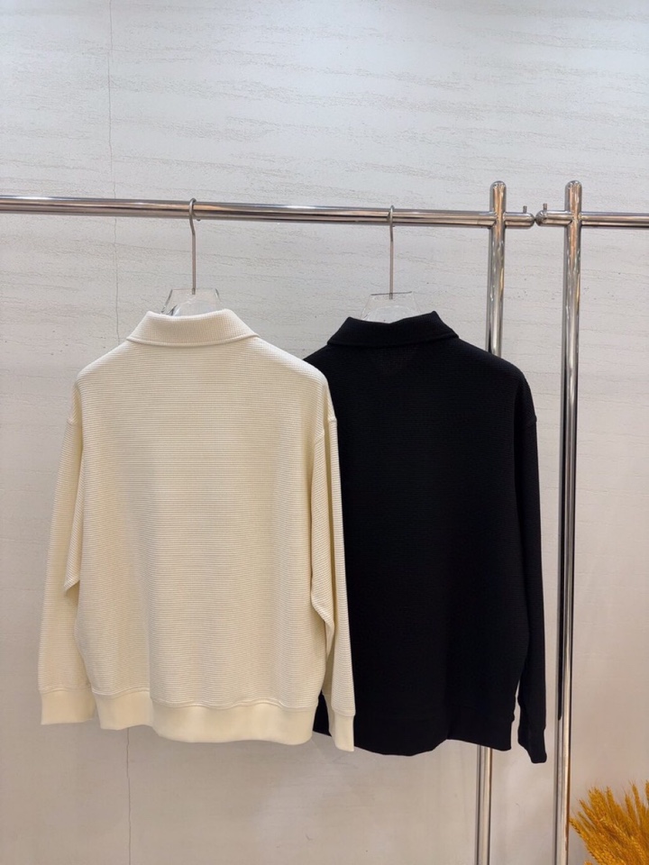  ami 2025秋冬Ami微潮系列微阔版翻领卫衣，300克重的天丝棉，经典的华夫格提花纹理，交织出复古