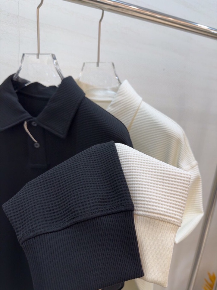  ami 2025秋冬Ami微潮系列微阔版翻领卫衣，300克重的天丝棉，经典的华夫格提花纹理，交织出复古