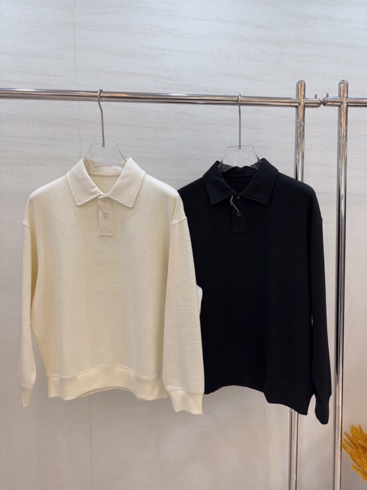  ami 2025秋冬Ami微潮系列微阔版翻领卫衣，300克重的天丝棉，经典的华夫格提花纹理，交织出复古