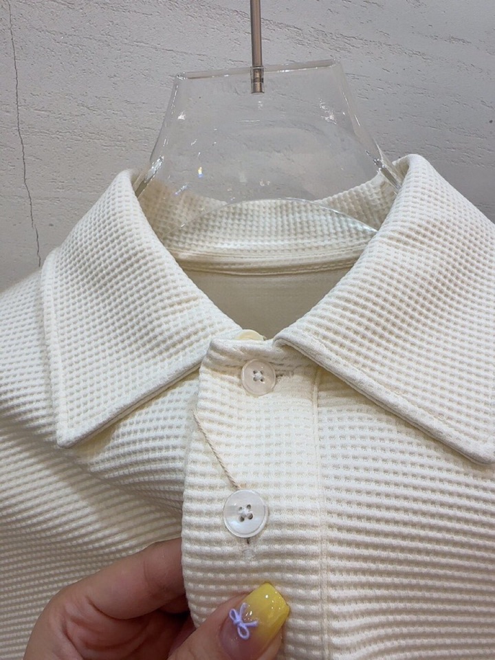  ami 2025秋冬Ami微潮系列微阔版翻领卫衣，300克重的天丝棉，经典的华夫格提花纹理，交织出复古