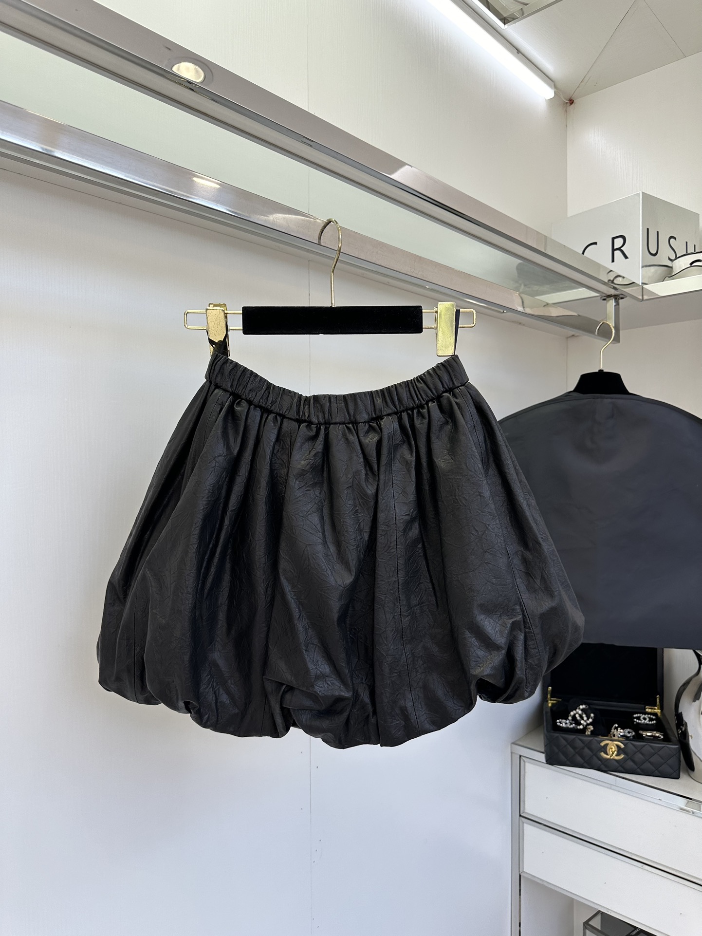 25 F 对于追求高品质生活与极致时尚的你来说，这款绵羊皮花苞裙无疑是衣橱中不可或缺的珍品。精选顶级的绵