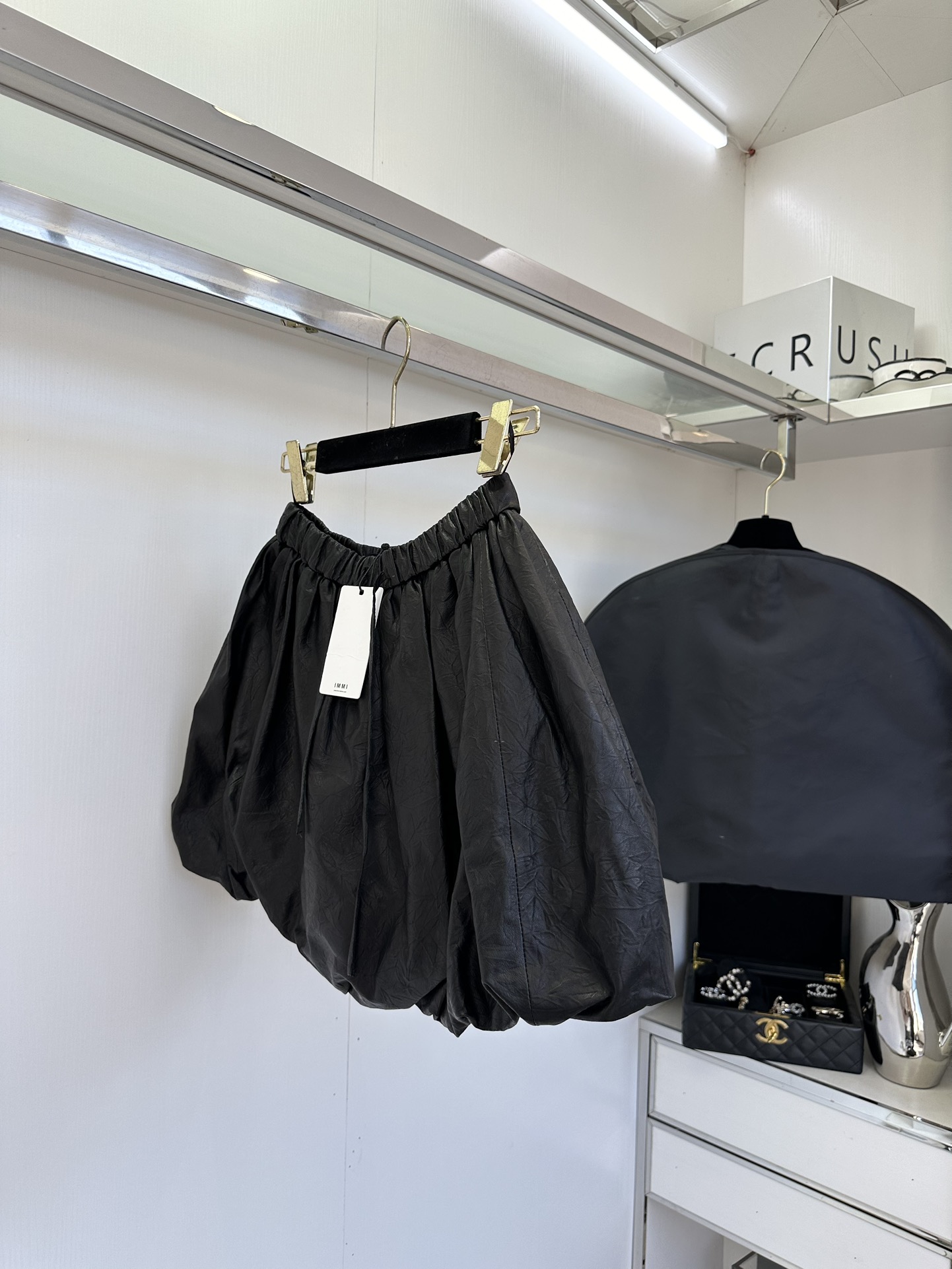 25 F 对于追求高品质生活与极致时尚的你来说，这款绵羊皮花苞裙无疑是衣橱中不可或缺的珍品。精选顶级的绵