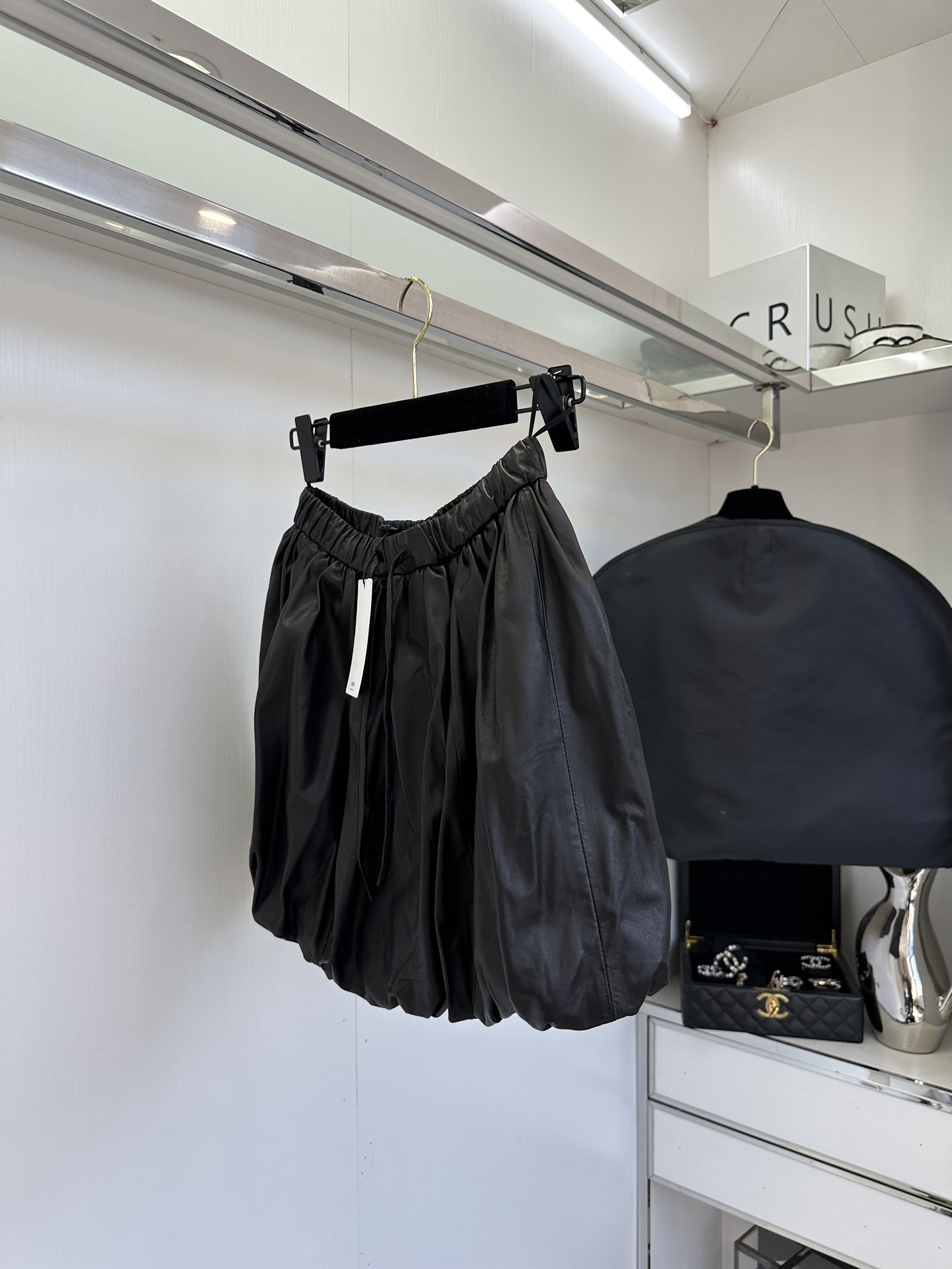 25 F 对于追求高品质生活与极致时尚的你来说，这款绵羊皮花苞裙无疑是衣橱中不可或缺的珍品。精选顶级的绵