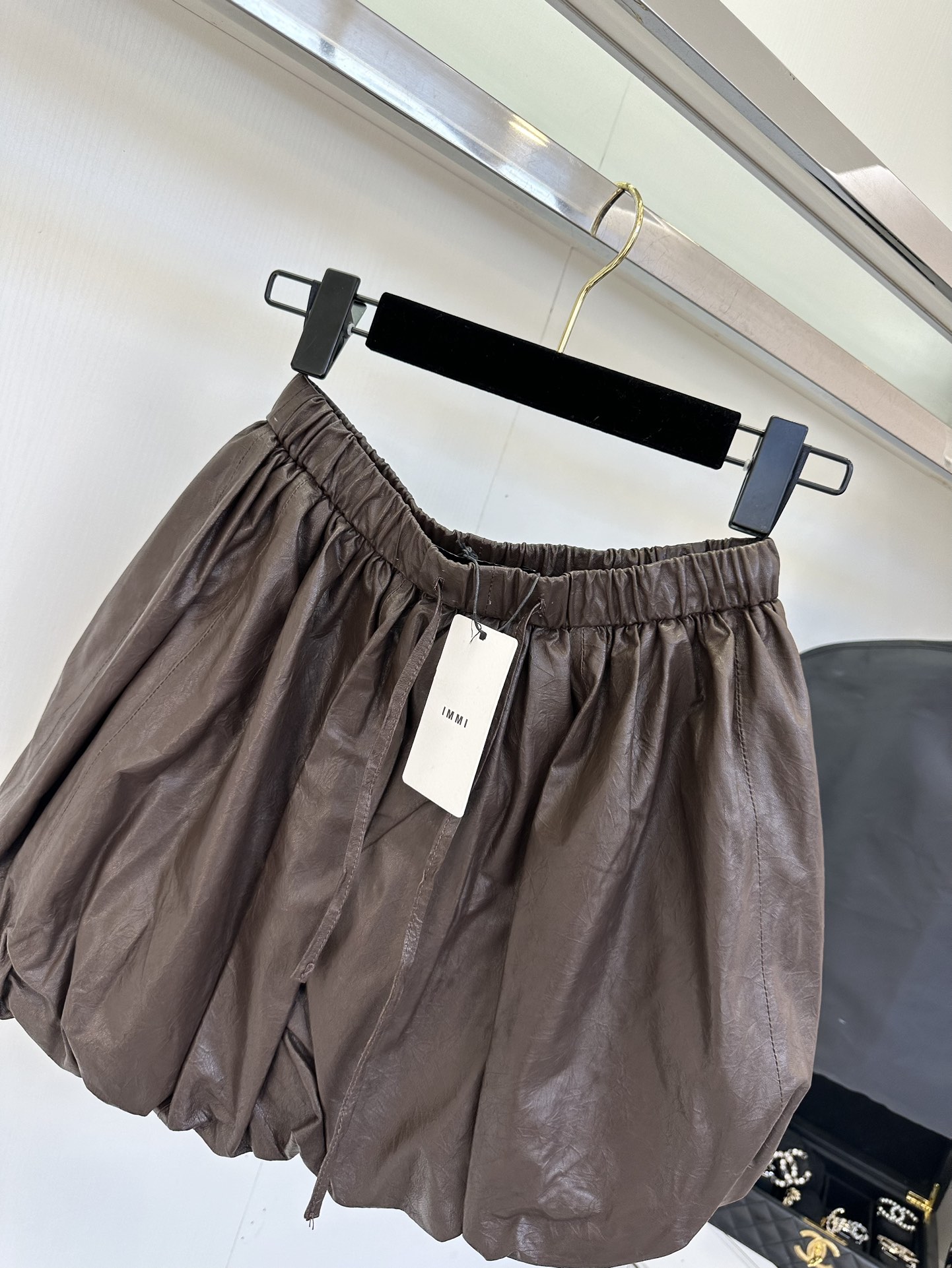 25 F 对于追求高品质生活与极致时尚的你来说，这款绵羊皮花苞裙无疑是衣橱中不可或缺的珍品。精选顶级的绵