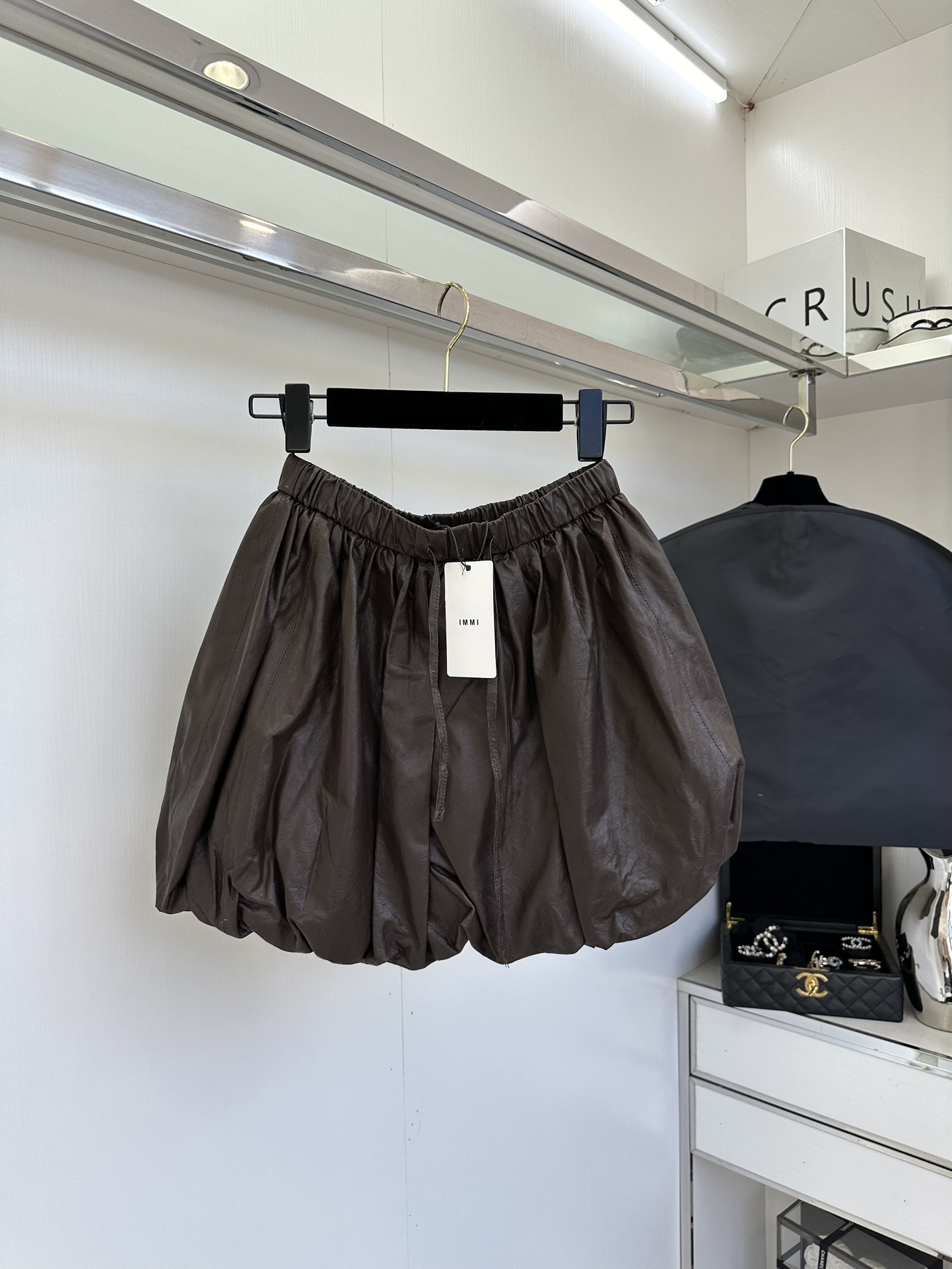 25 F 对于追求高品质生活与极致时尚的你来说，这款绵羊皮花苞裙无疑是衣橱中不可或缺的珍品。精选顶级的绵