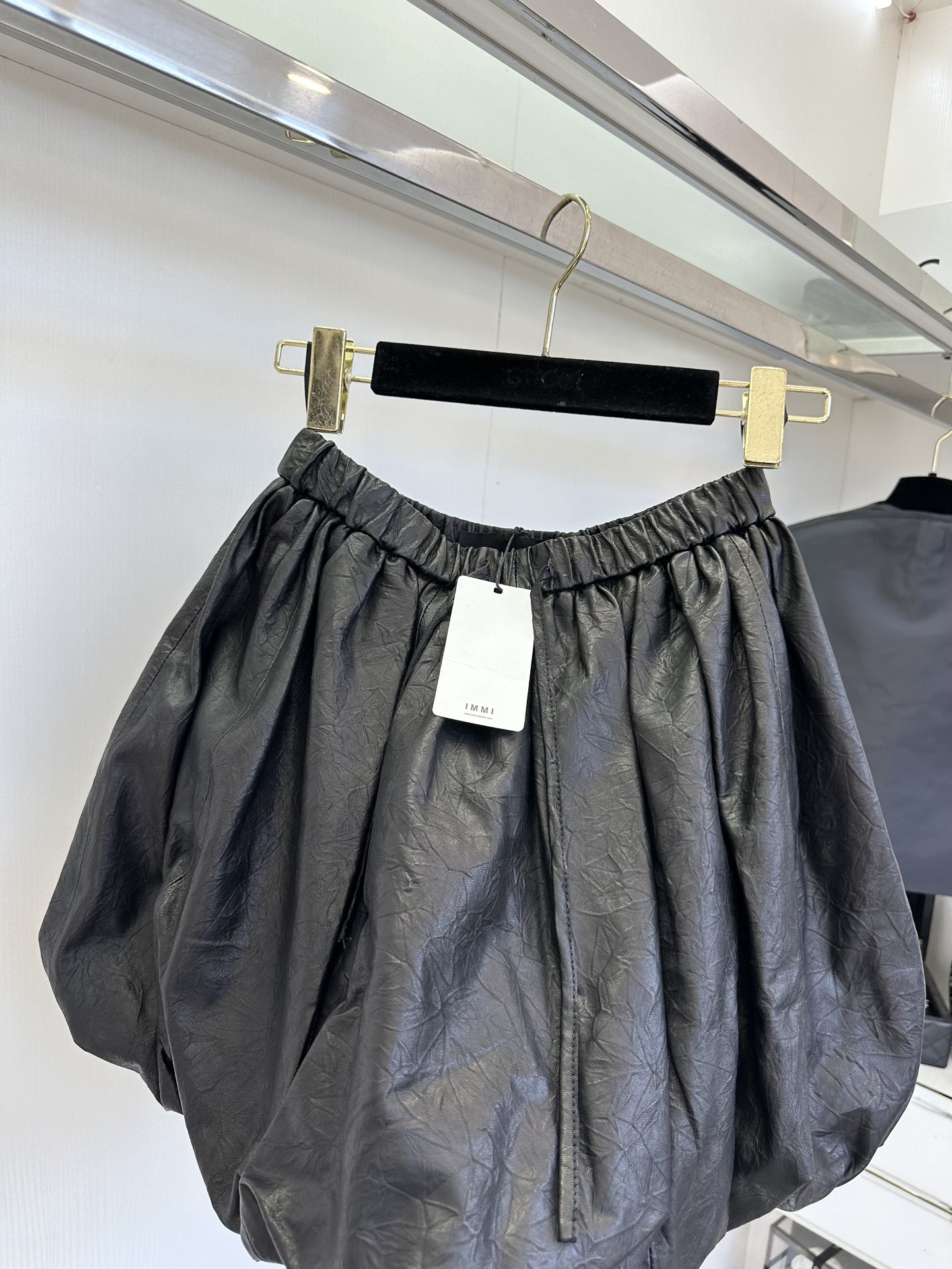 25 F 对于追求高品质生活与极致时尚的你来说，这款绵羊皮花苞裙无疑是衣橱中不可或缺的珍品。精选顶级的绵