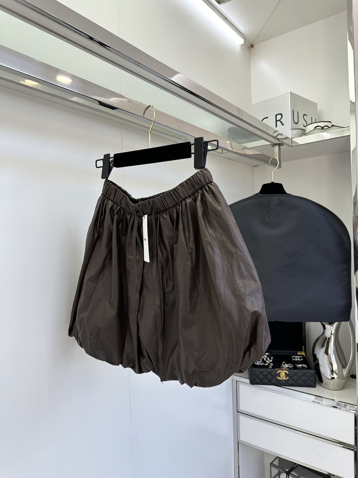 25 F 对于追求高品质生活与极致时尚的你来说，这款绵羊皮花苞裙无疑是衣橱中不可或缺的珍品。精选顶级的绵