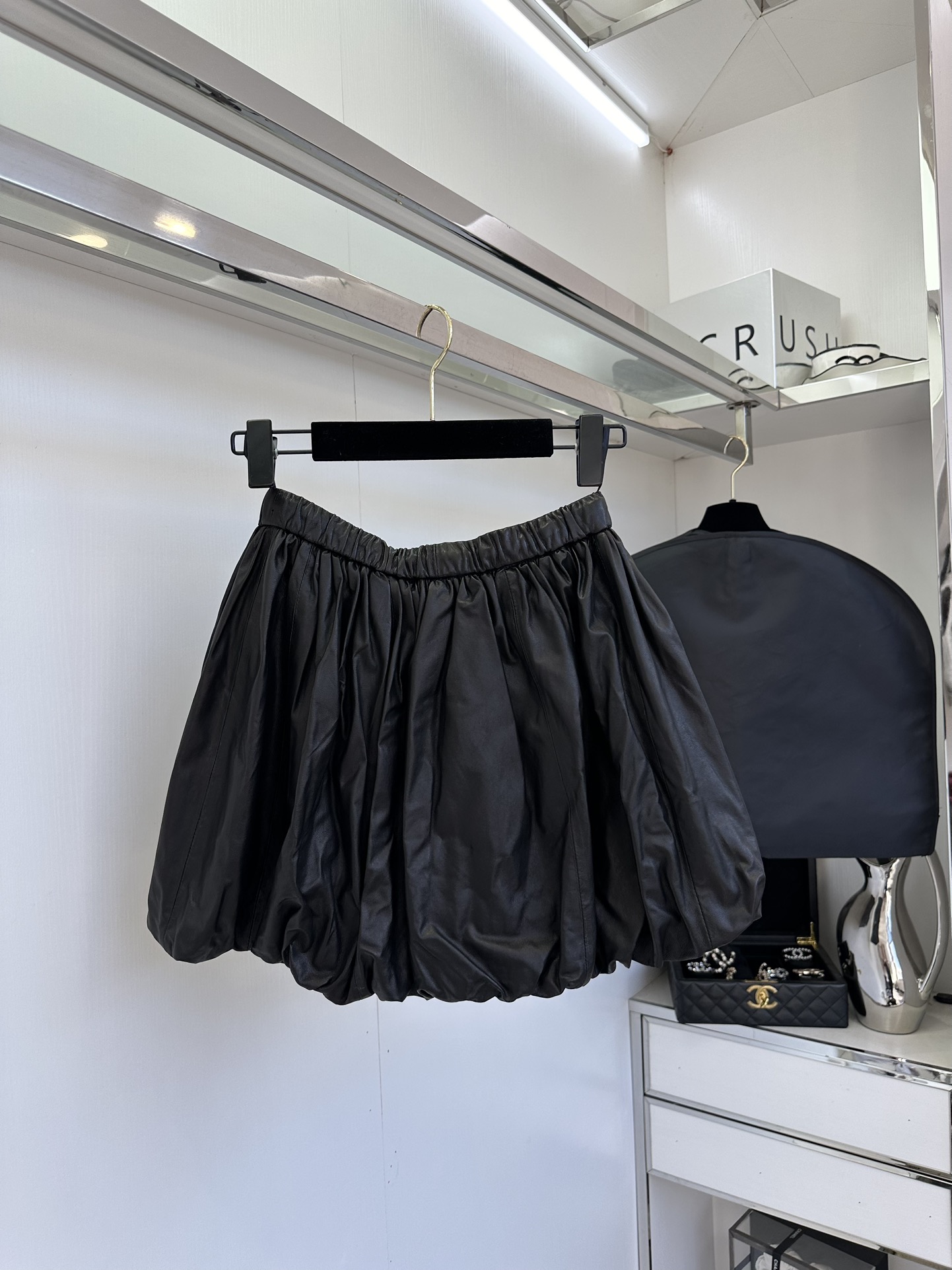 25 F 对于追求高品质生活与极致时尚的你来说，这款绵羊皮花苞裙无疑是衣橱中不可或缺的珍品。精选顶级的绵