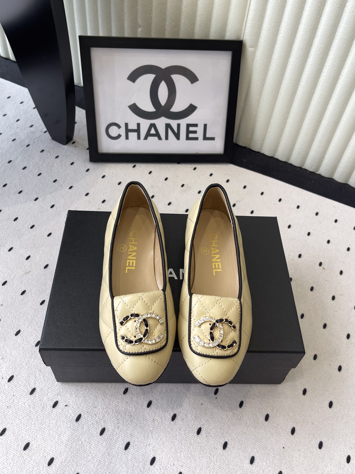 NO:459764,Chanel new double C flat shoes, high-end version, custom-made high-end garments, simple yet sweet and playful, solid color fabric is refreshing and easy to match, buckle design shoes more heeled, imported sheepskin upper, sheepskin inner footbed, Italian leather soles, Size35-40 (40 41 custom made), single shoes, chanel, sheepskin, Leather soles19860909Chanel新款双C平底单鞋 高版本 走秀高级成衣定制 简约又不失甜美俏皮 纯色面料清爽易搭 搭扣设计鞋子更跟脚 进口羊皮鞋面 羊皮内里垫脚 意大利真皮大底 Size35-40（40 41订做）,单鞋,chanel,sheepskin,Leather soles,Women's Shoes