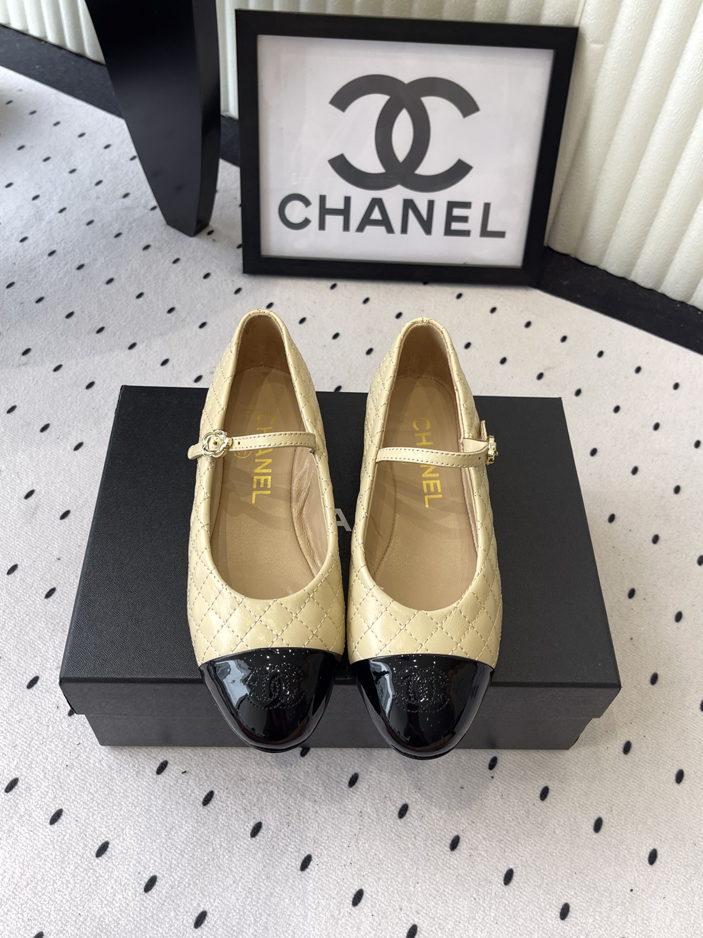 NO:459770,Chanel's new pearl heel single shoes, many celebrities and celebrities are on the feet, a versatile series that domestic and foreign bloggers have been banging. Original hardware buckle. Imported sheepskin upper. Imported crystal sheepskin lining. Original mold-open custom leather sole. Size: 35-39 (40 41 custom made), single shoes, chanel, sheepskin, Leather soles19860909Chanel新款珍珠跟单鞋 众多明星网红上脚 国内外博主刷爆的一个百搭系列 原版五金扣 进口羊皮鞋面 进口水晶羊皮内里 原版开模定制真皮大底 Size: 35-39（40 41订做）,单鞋,chanel,sheepskin,Leather soles,Women's Shoes