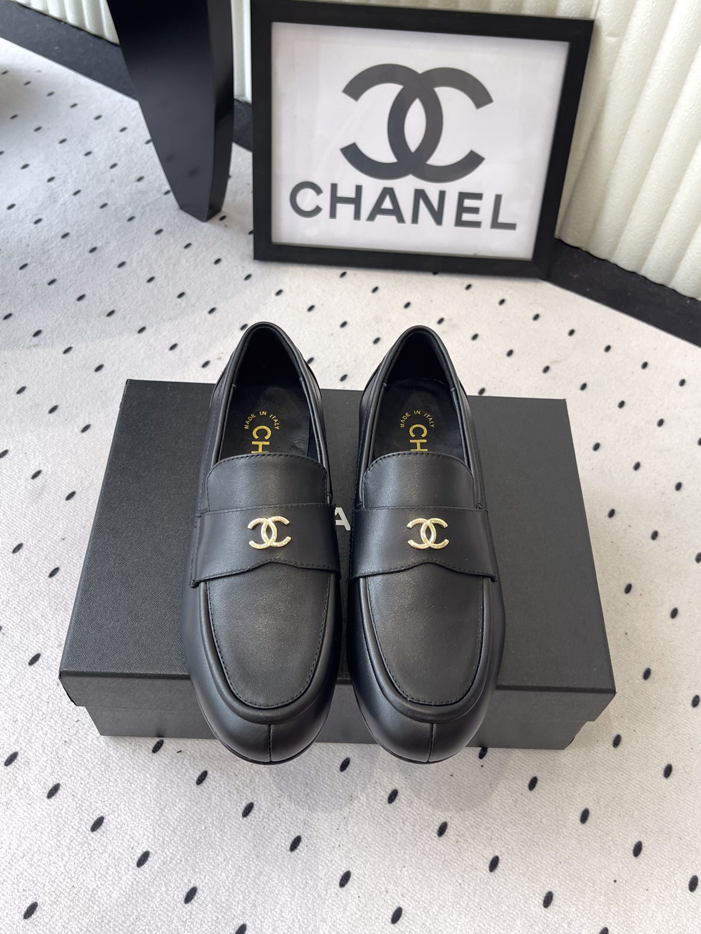 NO:459757,Chanel new loafers. Loafer enthusiasts must not miss this style. This style is more neutral and handsome. The line feels very strong. The upper is imported calfskin. The inner foot pad is silk sheepskin. Italian imported cowhide sole. Size35-39 (customized on 40/41), loafers, chanel, loafers, cowhide, sheepskin.19860909Chanel新款乐福鞋 乐福鞋爱好者绝不能错过 这款气质上更中性帅气几分 线条感很足 鞋面采用进口小牛皮 内里垫脚采用丝绸羊皮 意大利进口牛皮大底 Size35-39（40/41定制）,乐福鞋,chanel,loafers,cowhide,sheepskin,Women's Shoes